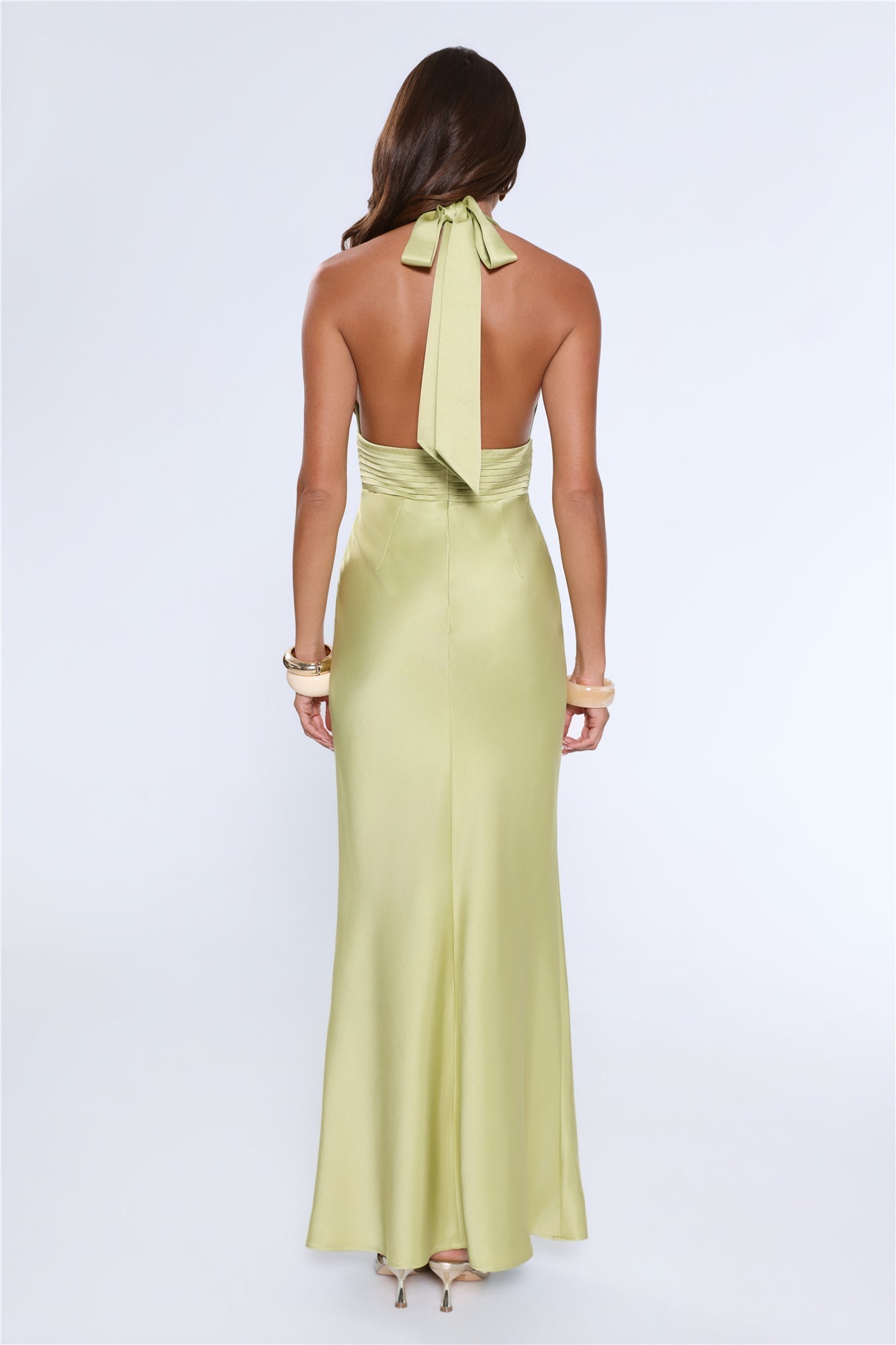 The Evening Standard Vestido Maxi de Cetim com Decote Halter — Verde
