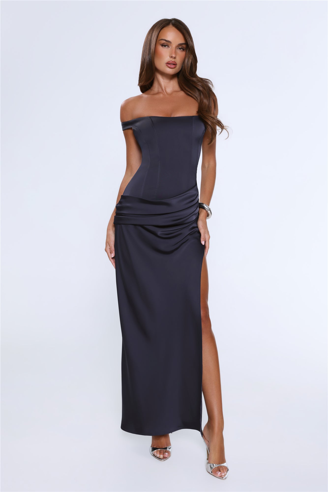 The After Party — Vestido longo ombro a ombro em cetim, azul marinho
