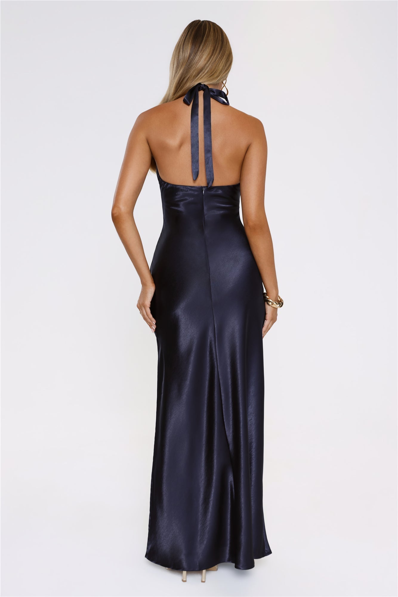 Vestido longo elegante em cetim com decote halter e recorte — Azul Marinho
