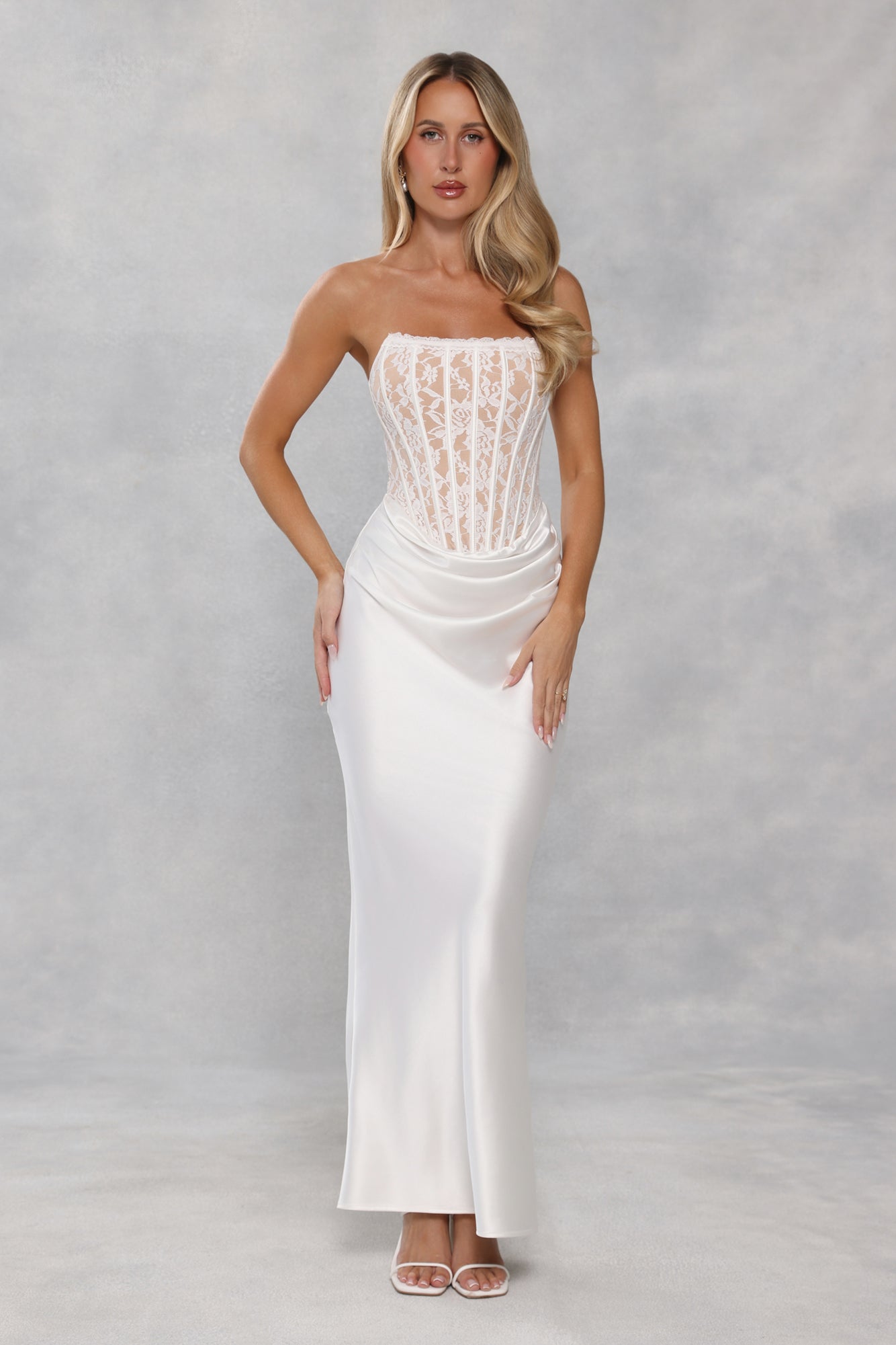 Vestido longo tomara-que-caia em cetim e renda "Love In Full Bloom" — Branco