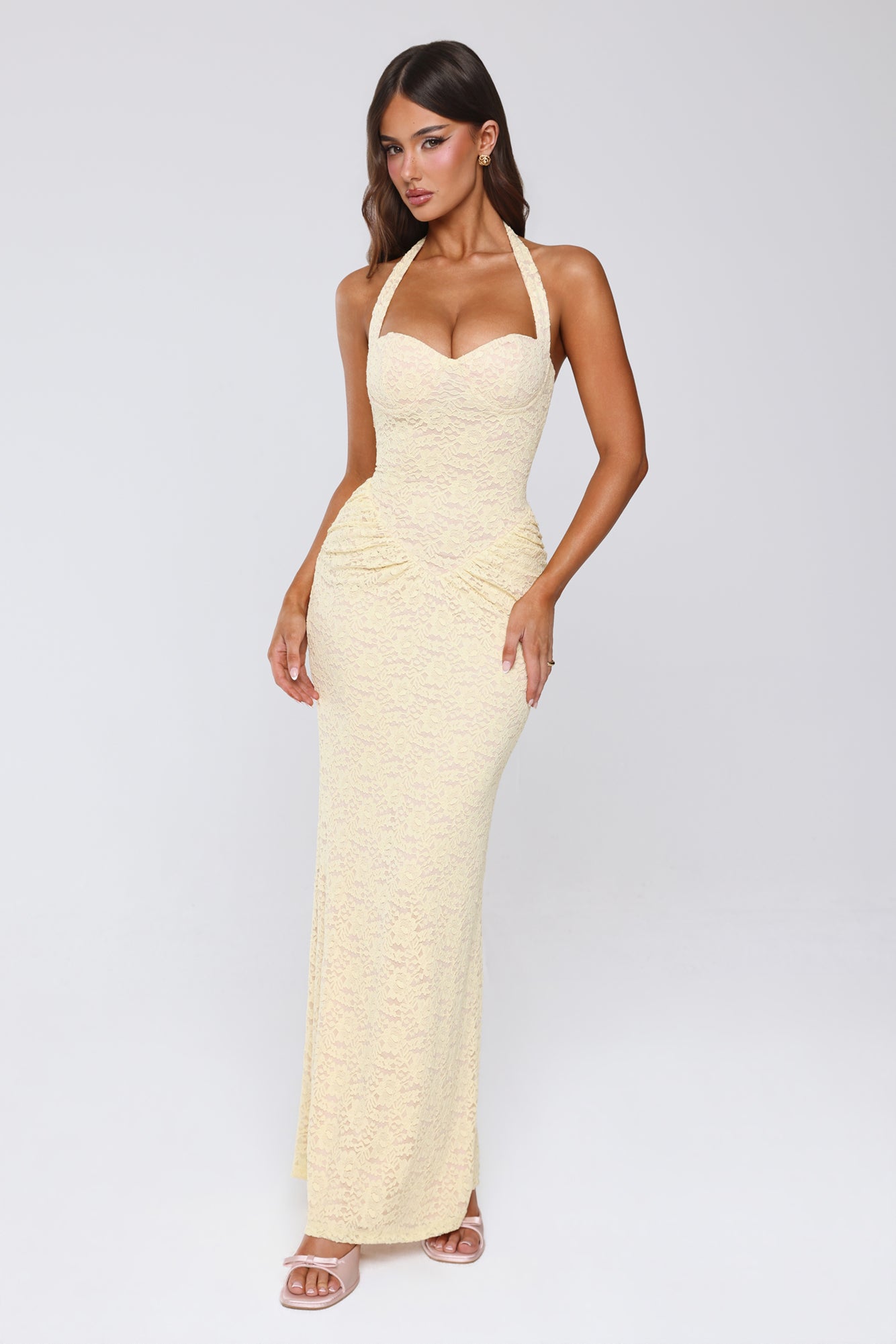 Vestido Longo de Renda com Decote Halter "Sonho Delicado" — Amarelo