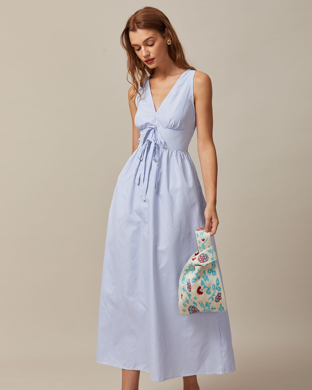Vestido longo listrado azul com decote em V e franzidos