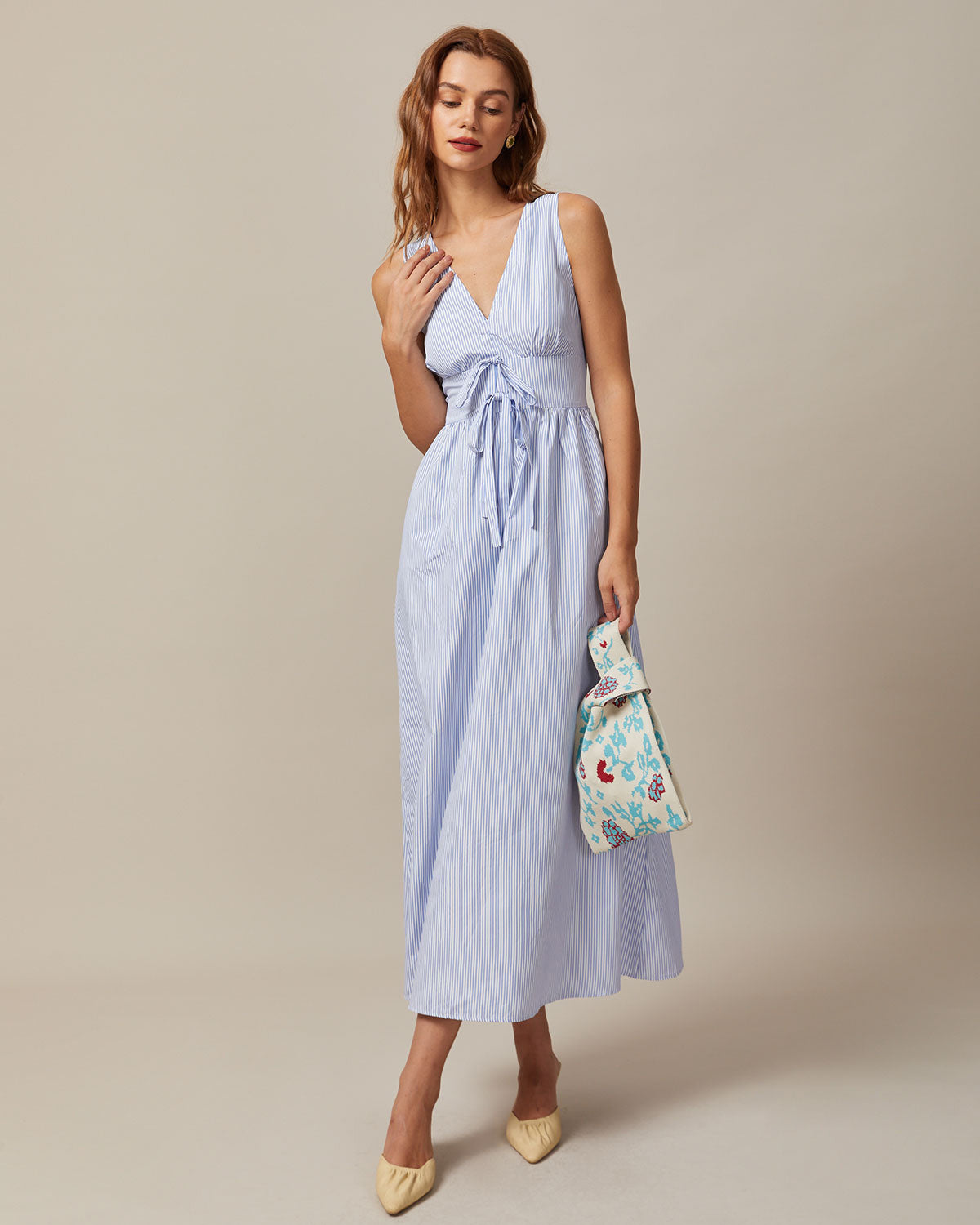 Vestido longo listrado azul com decote em V e franzidos