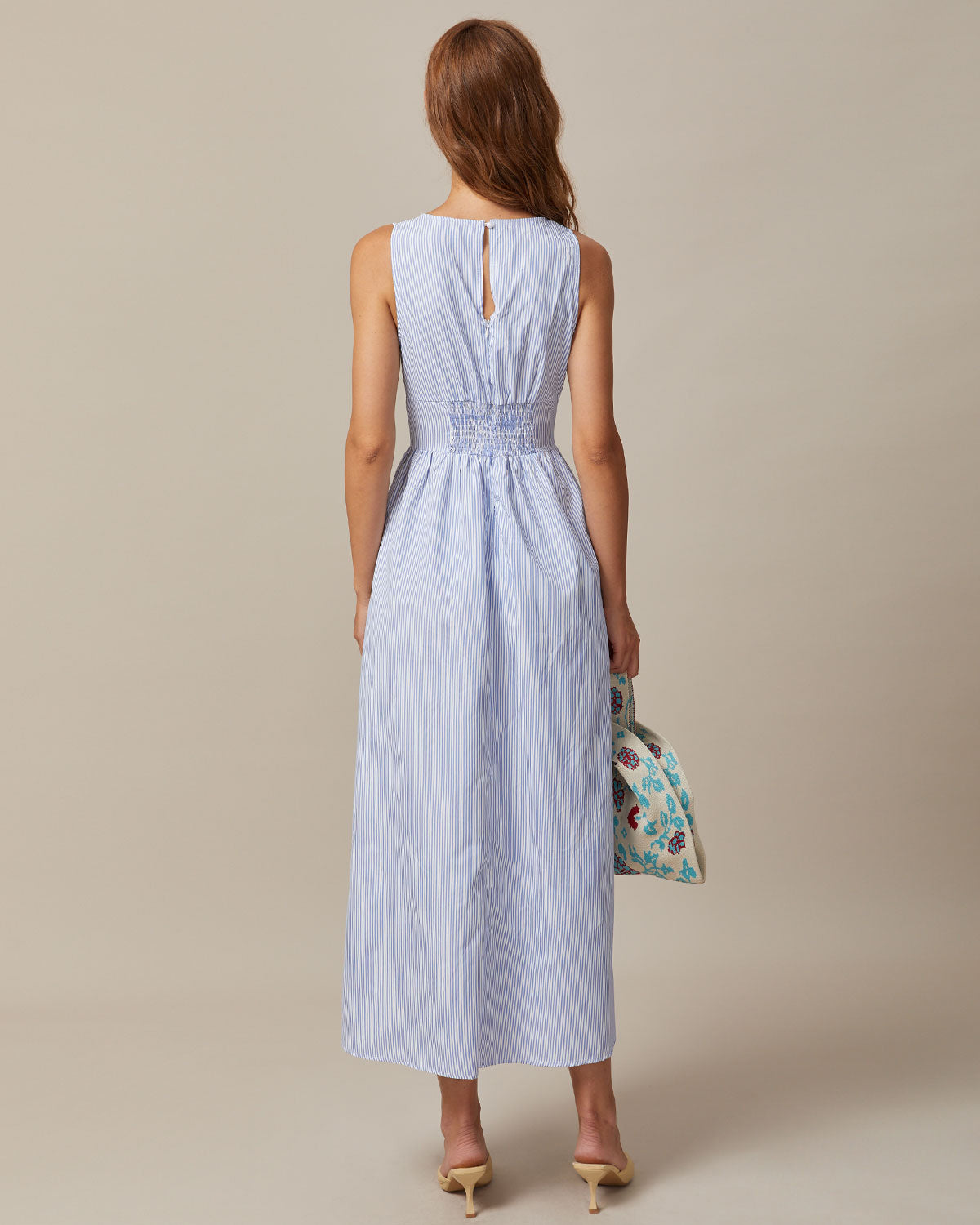 Vestido longo listrado azul com decote em V e franzidos