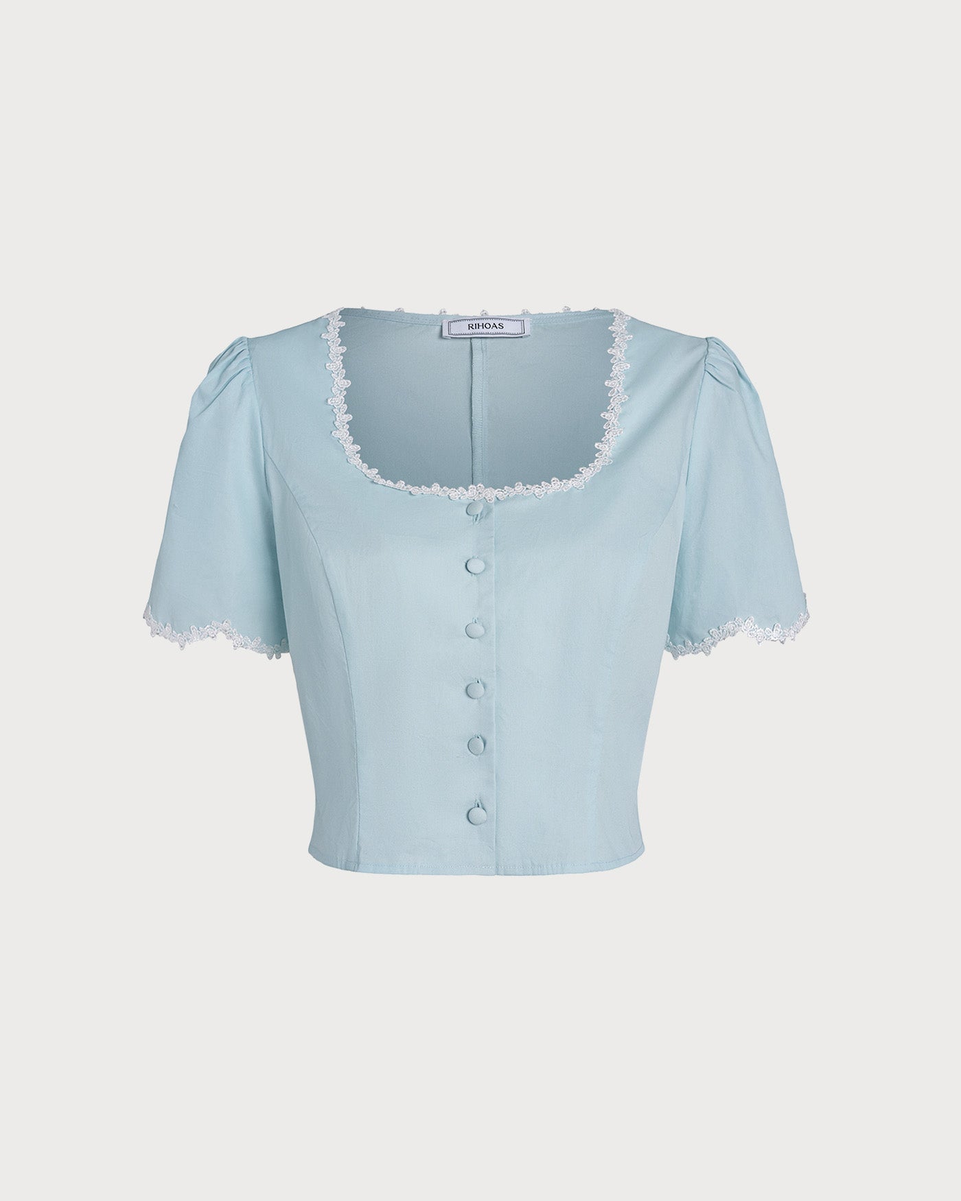 Blusa azul‑claro de renda com botões e decote quadrado
