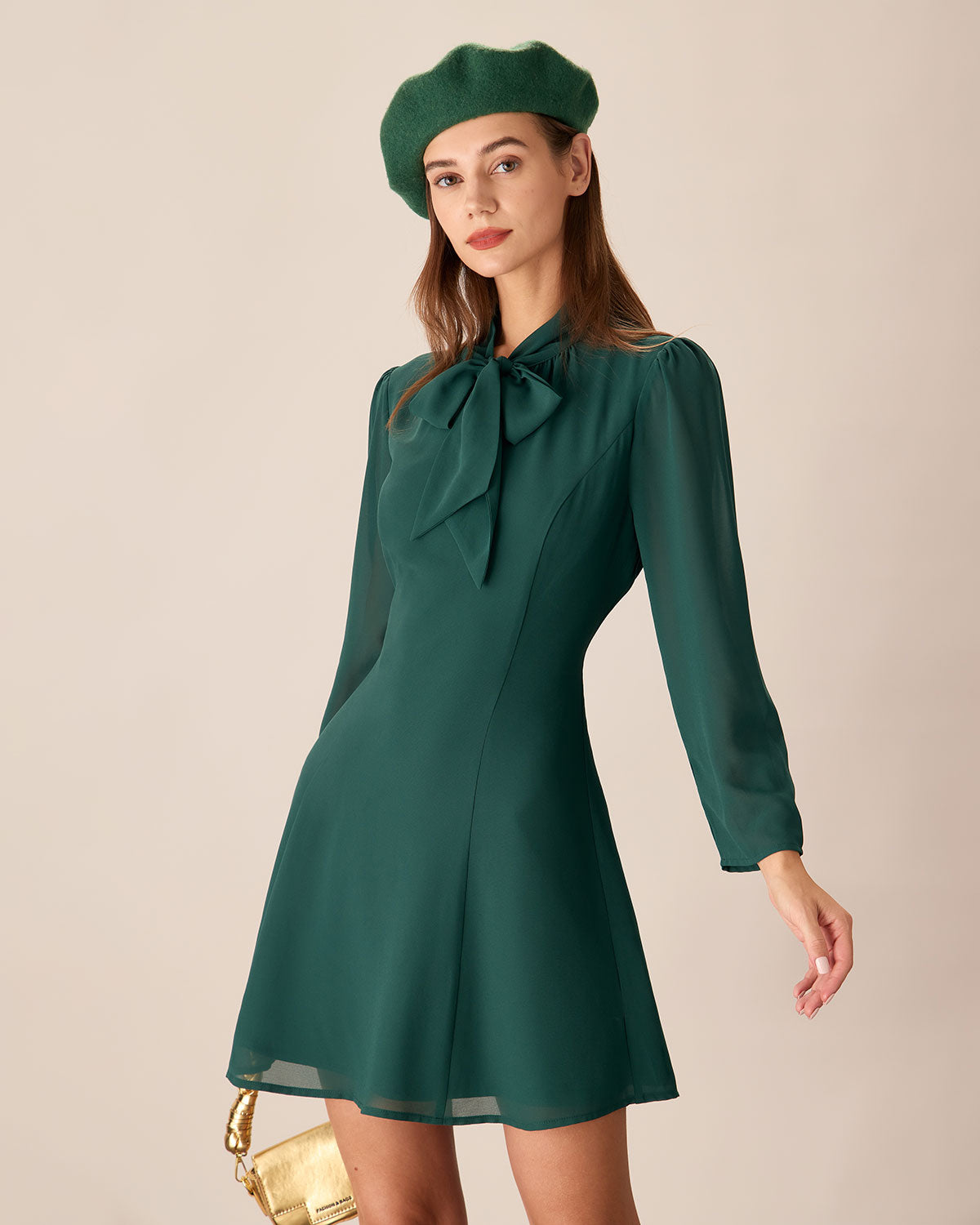 Vestido mini verde semitransparente com laço no pescoço
