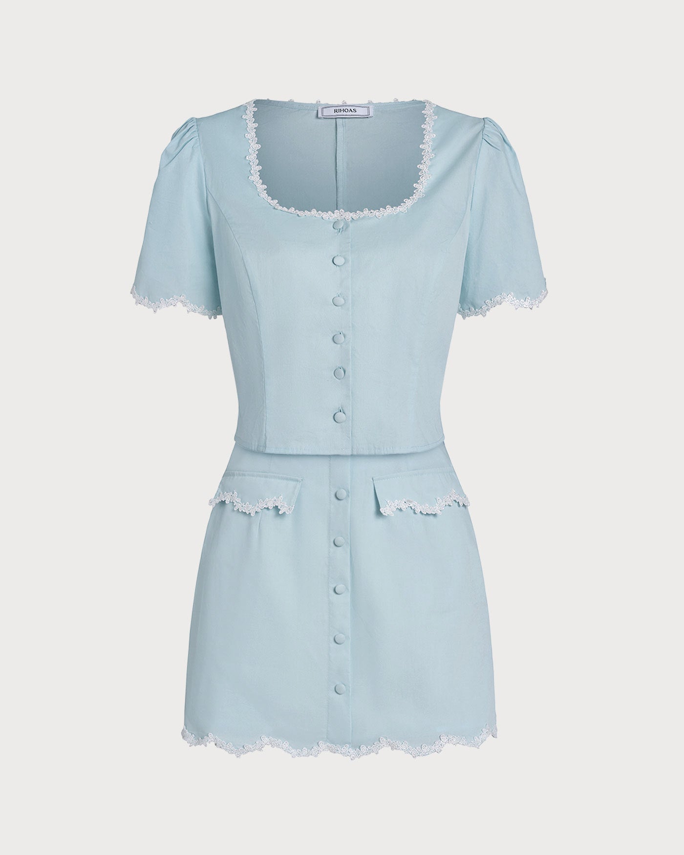 Blusa azul‑claro de renda com botões e decote quadrado