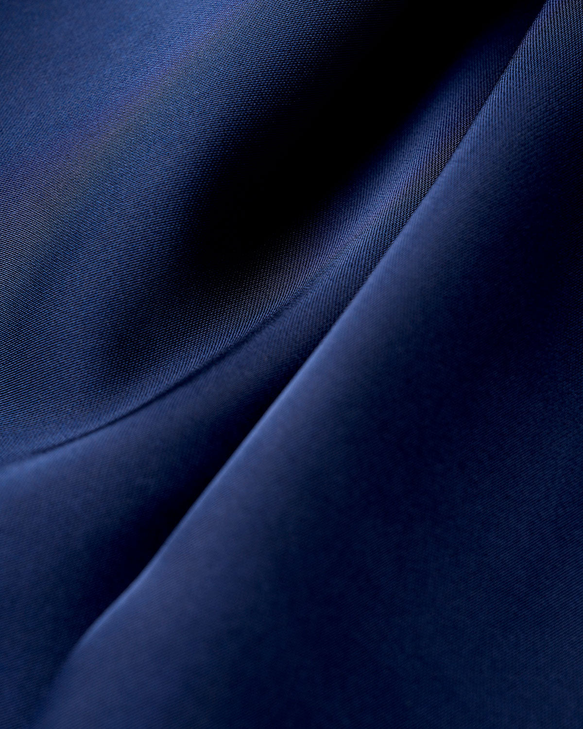 Vestido maxi slip evasê azul-marinho