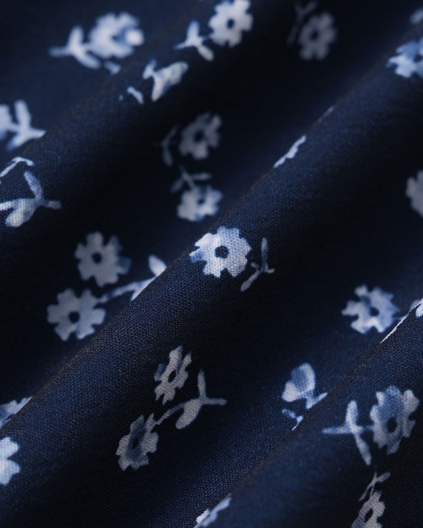 Vestido slip mini com decote quadrado e estampa floral em azul-marinho
