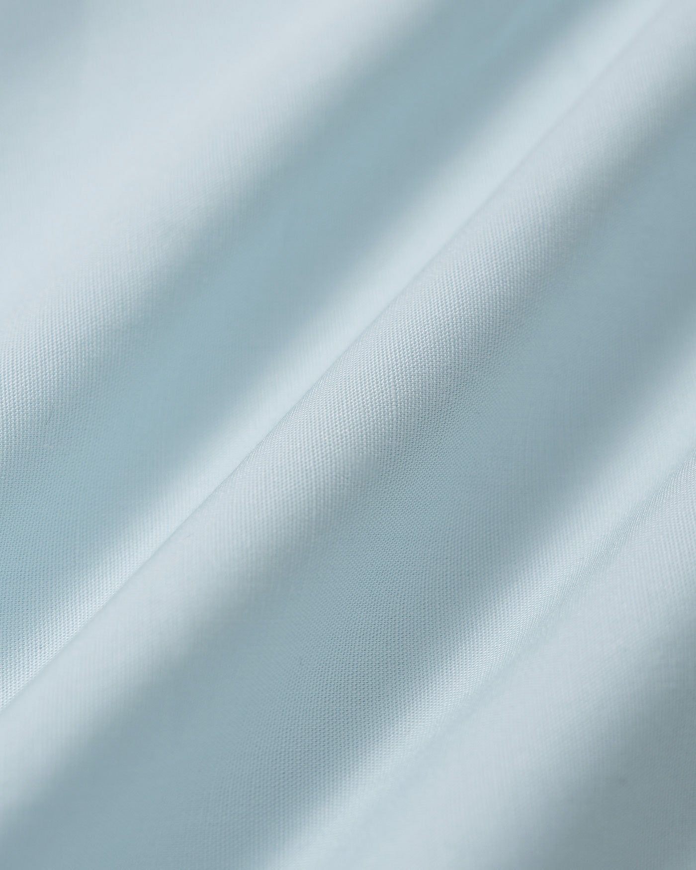 Blusa azul‑claro de renda com botões e decote quadrado