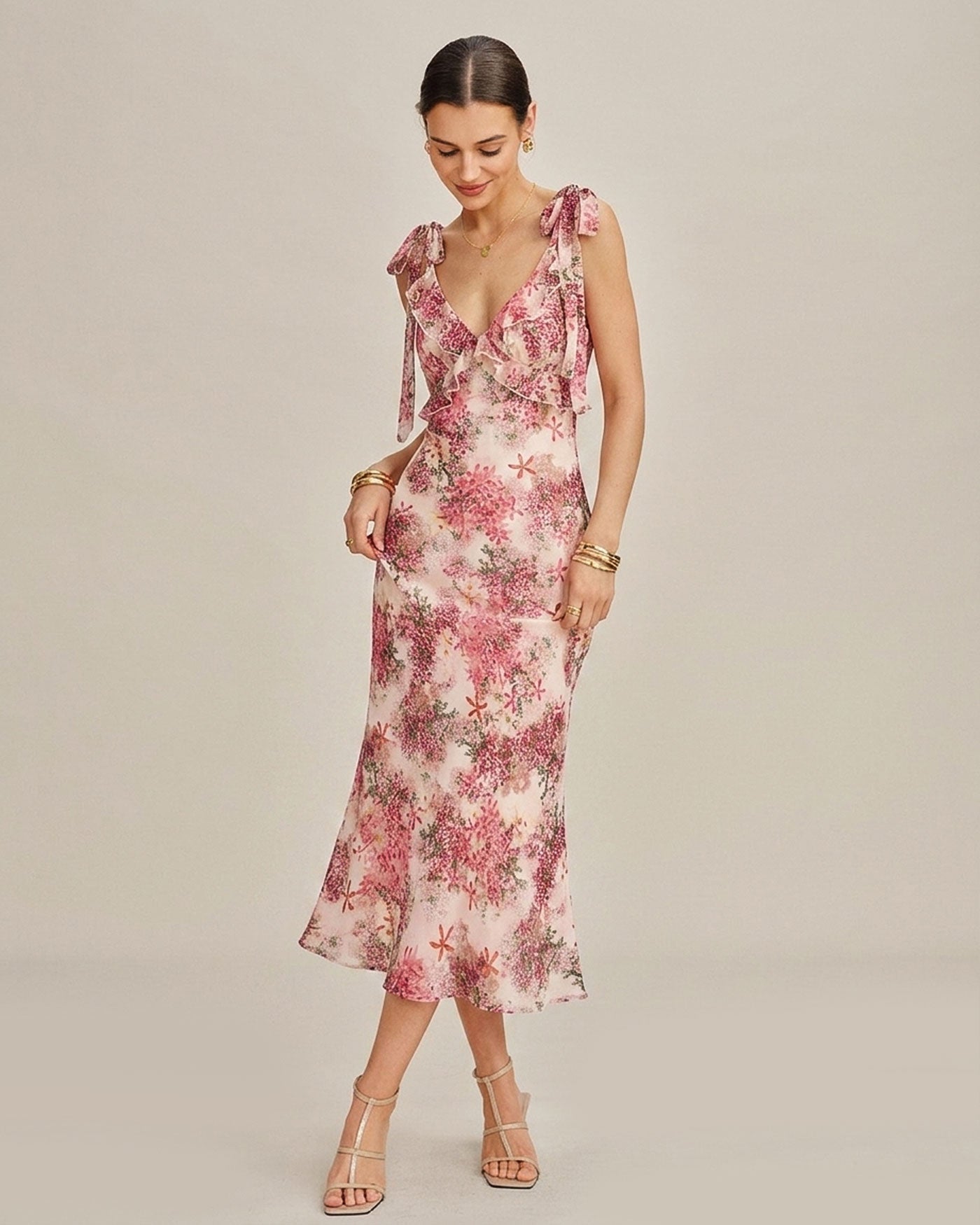 Vestido midi floral rosa com babados e alças de amarrar