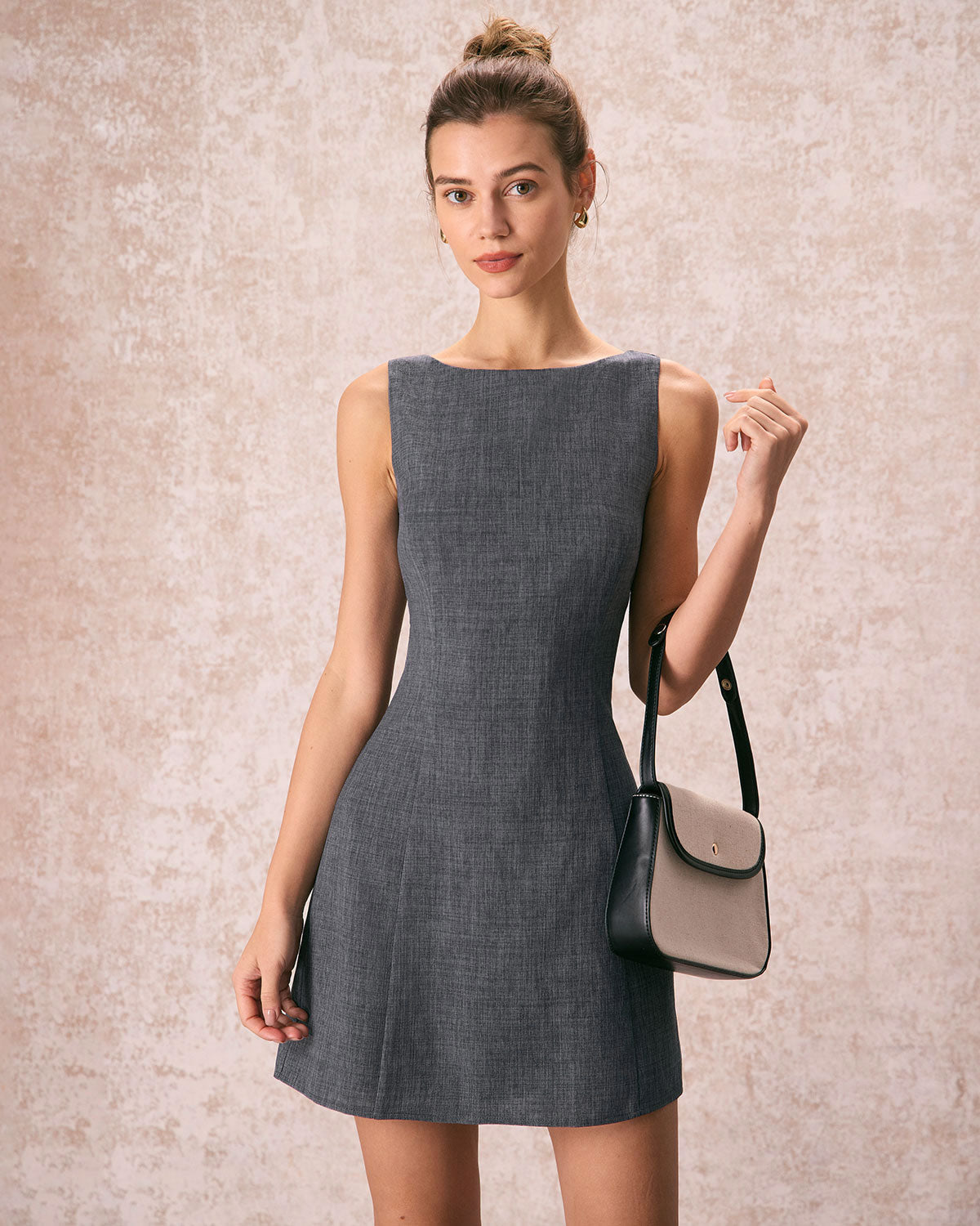 Mini vestido cinza com decote canoa e sem mangas