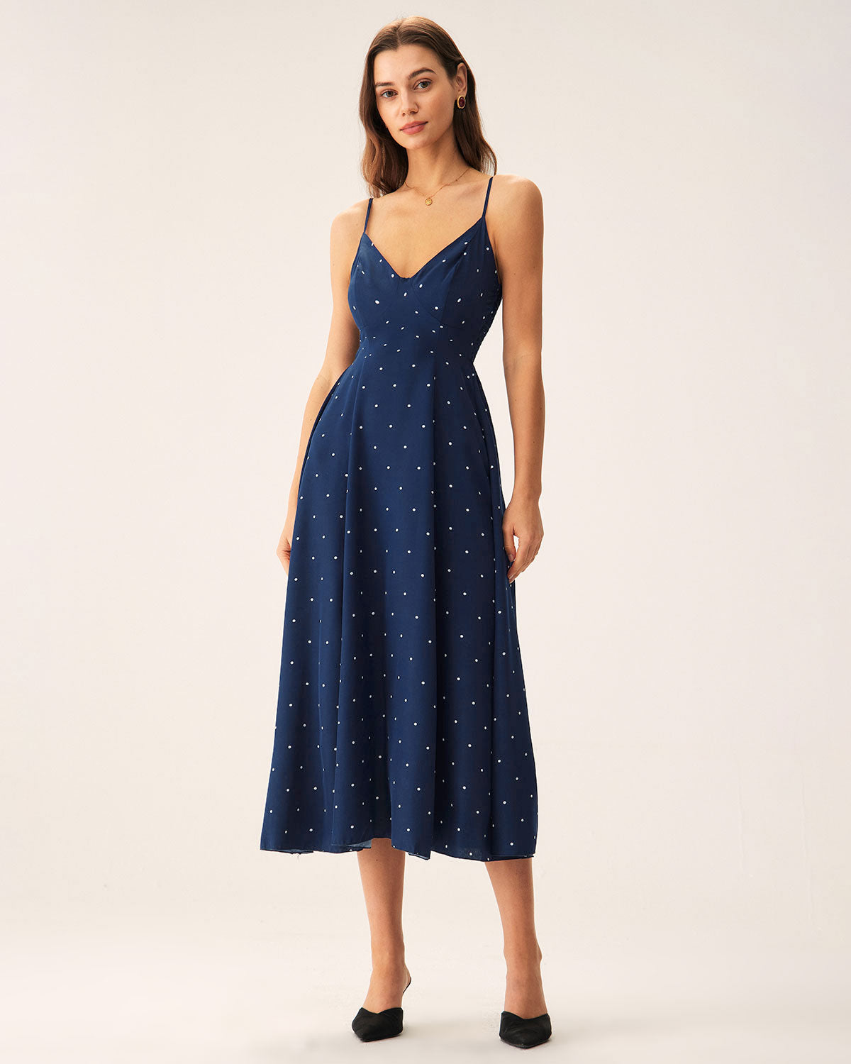 Vestido slip midi azul-marinho com poá e franzidos