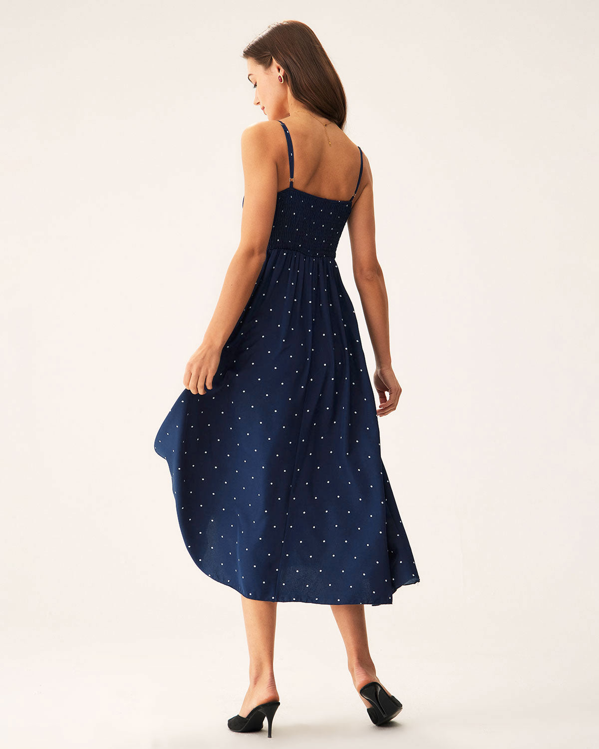 Vestido slip midi azul-marinho com poá e franzidos