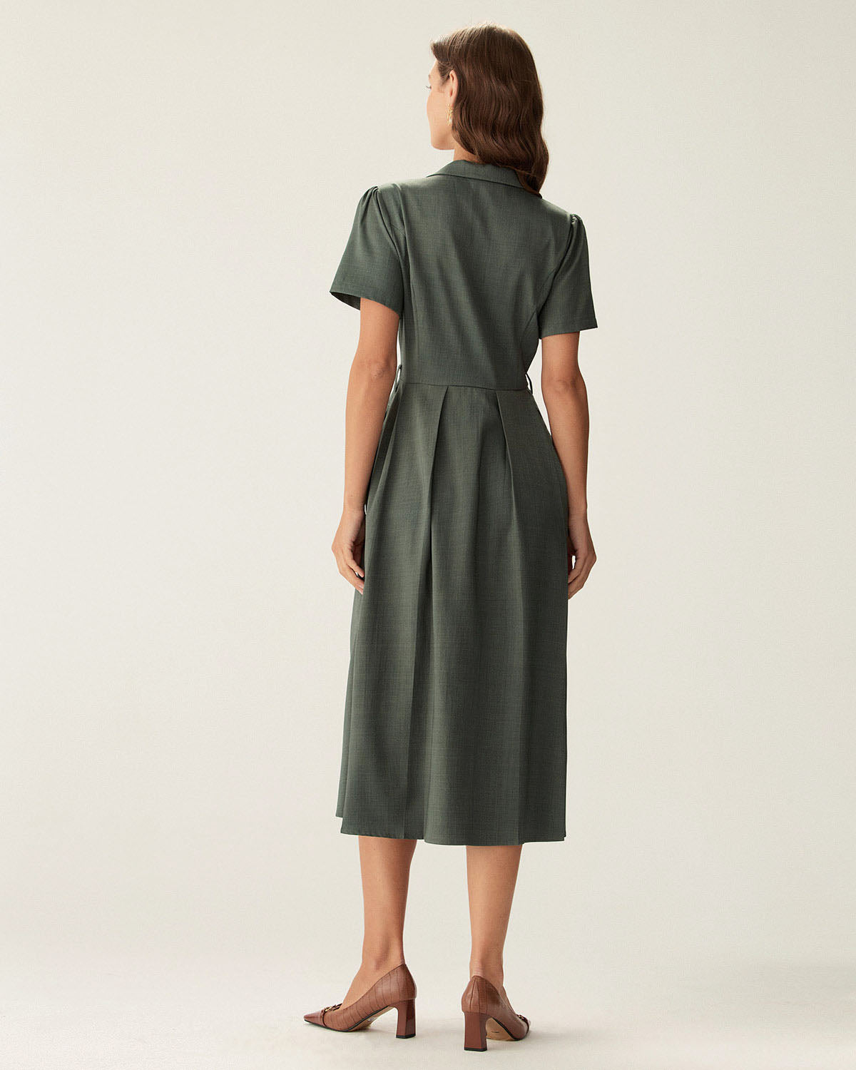 Vestido midi verde plissado com decote em V e botões