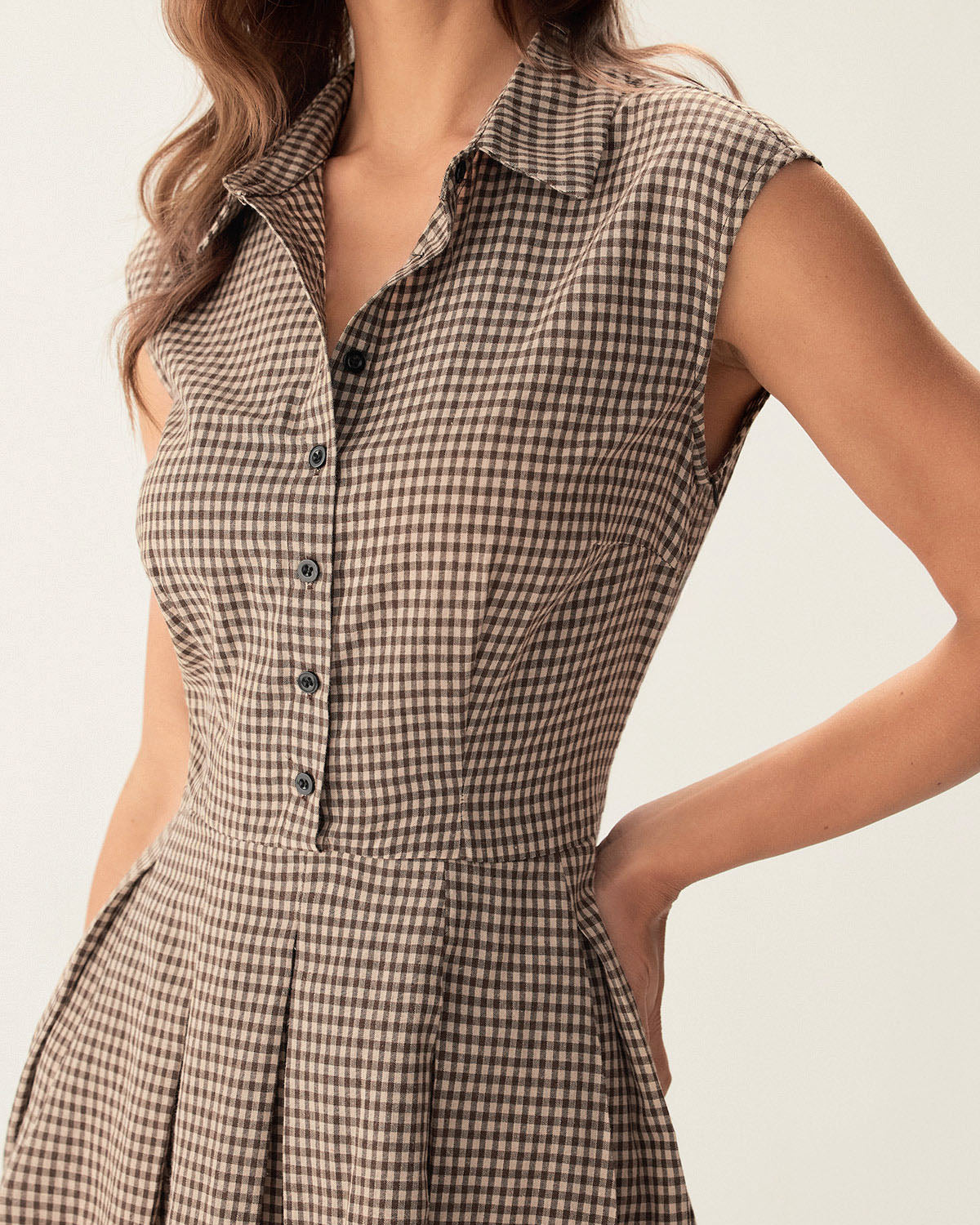 Vestido midi xadrez marrom com botões e saia plissada