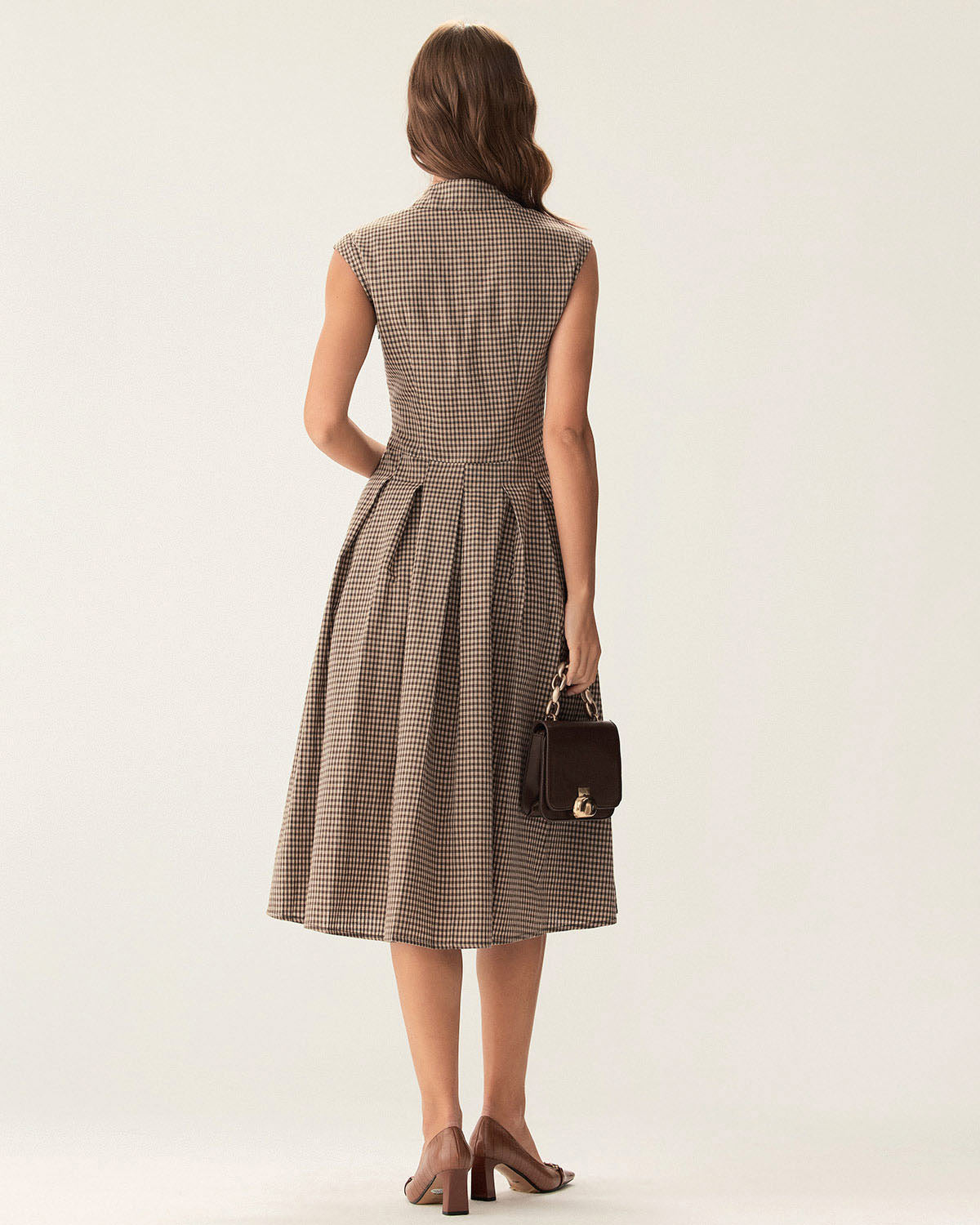 Vestido midi xadrez marrom com botões e saia plissada