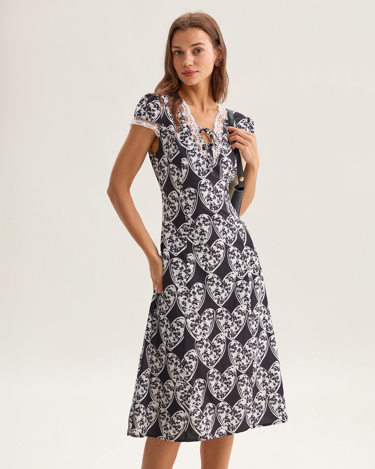 Vestido midi preto com estampa floral e detalhe em renda