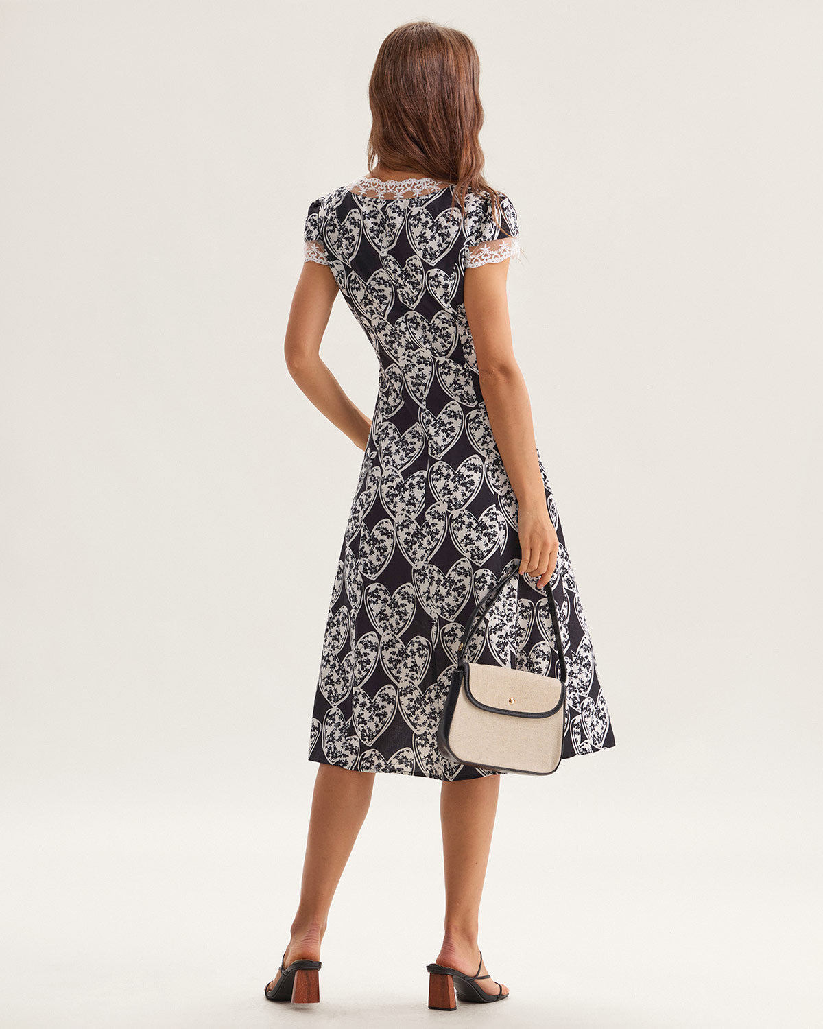 Vestido midi preto com estampa floral e detalhe em renda