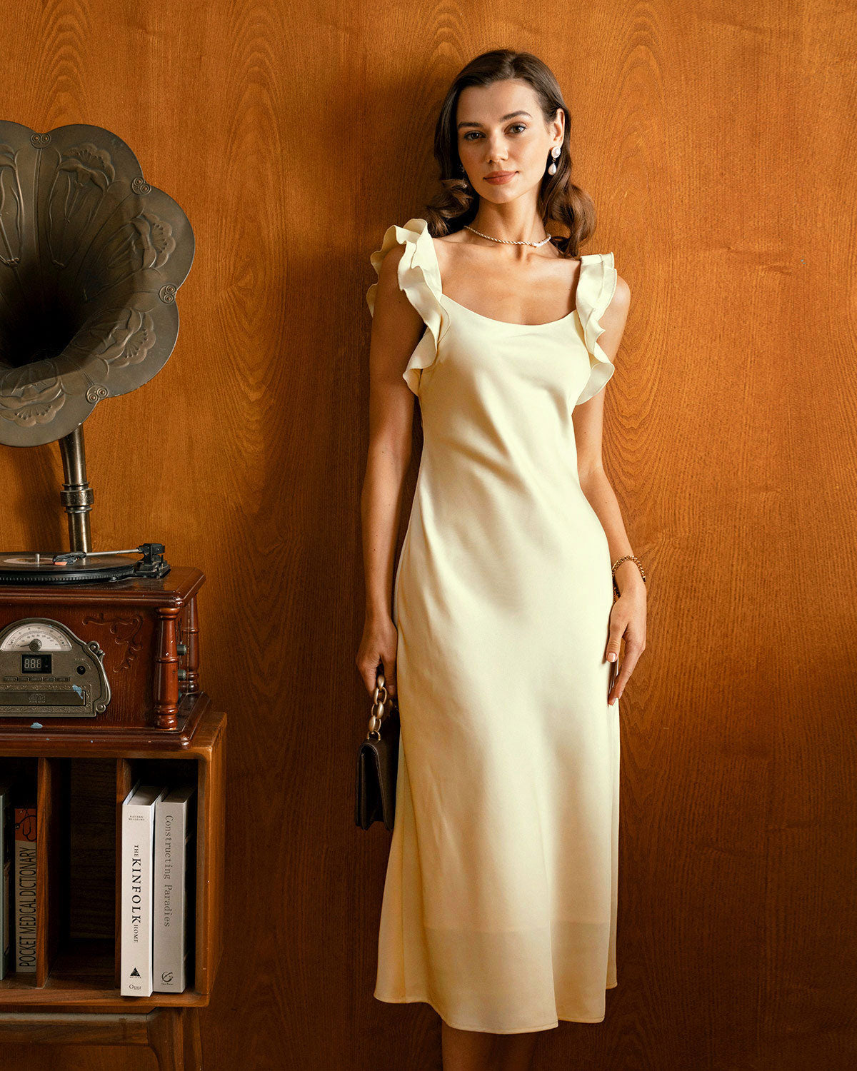 Vestido midi de cetim amarelo com decote quadrado e babados