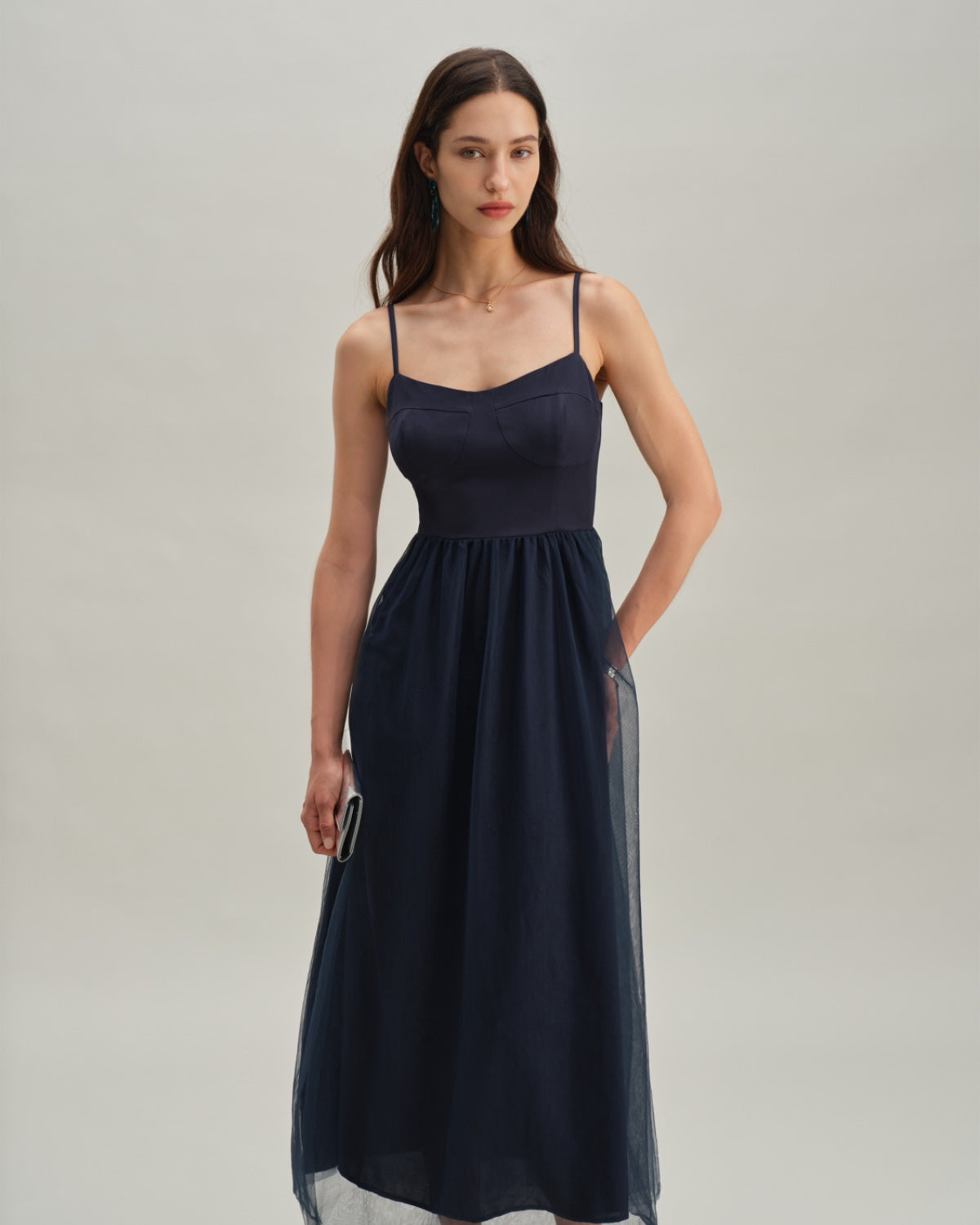 Vestido slip longo azul com franzidos e caimento fluido