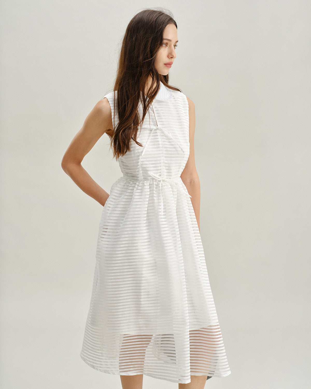 Vestido midi listrado sem mangas — branco