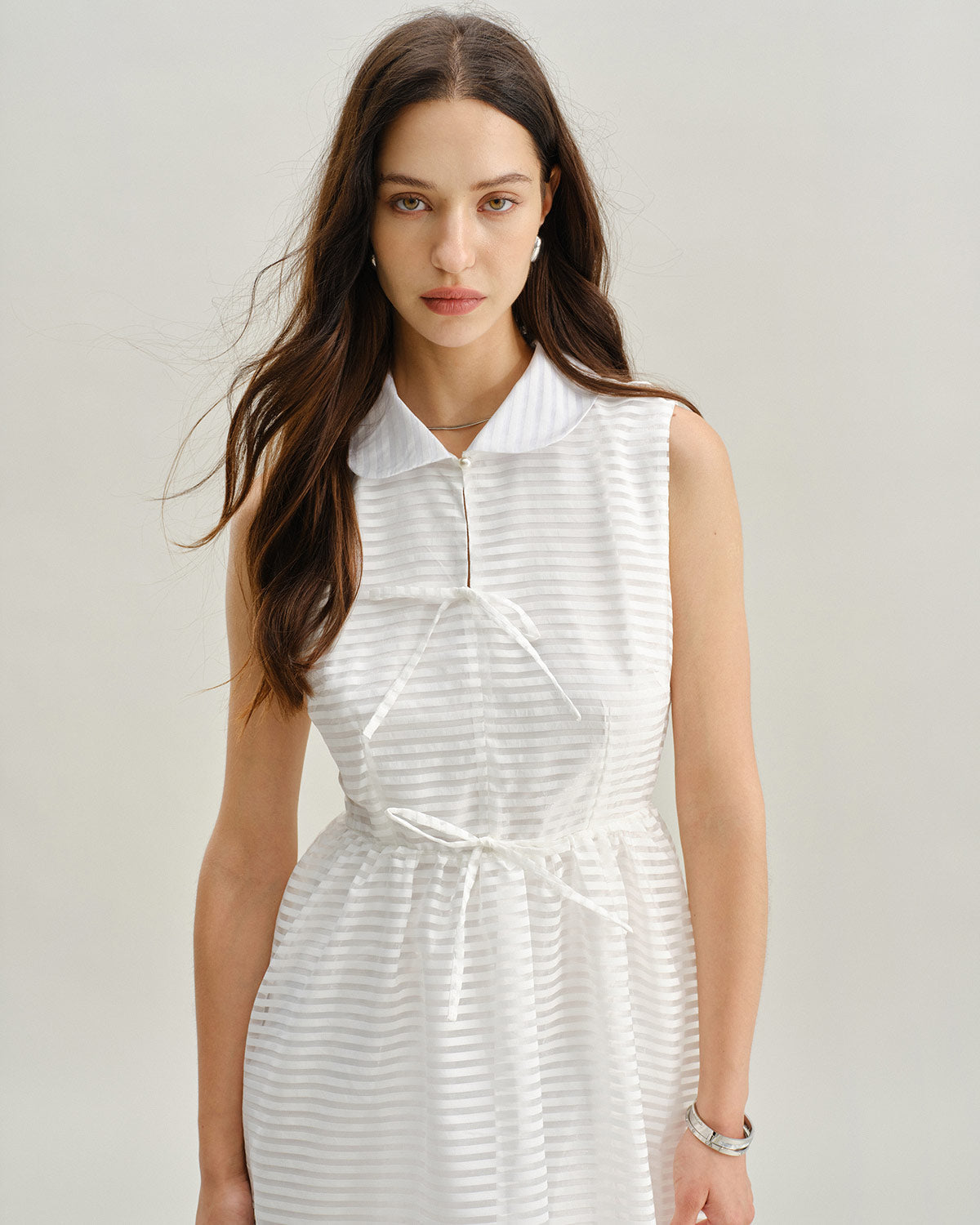 Vestido midi listrado sem mangas — branco