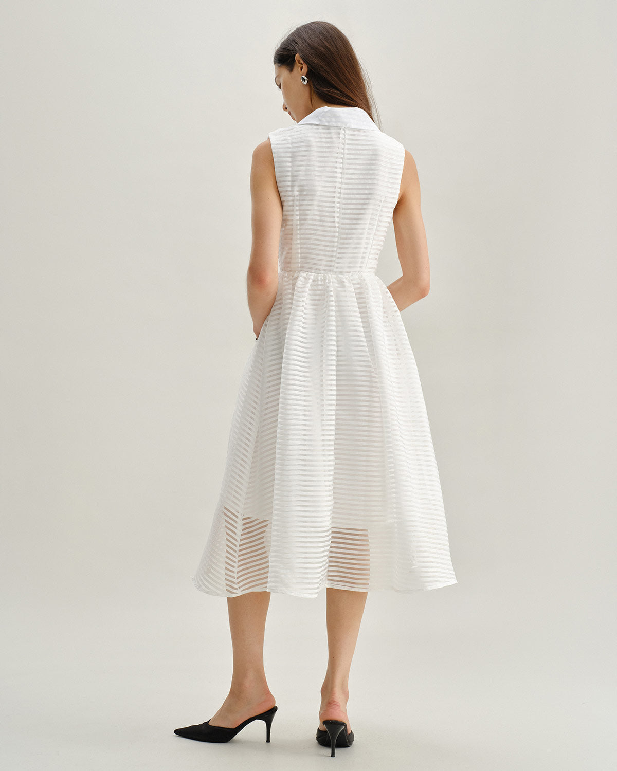 Vestido midi listrado sem mangas — branco