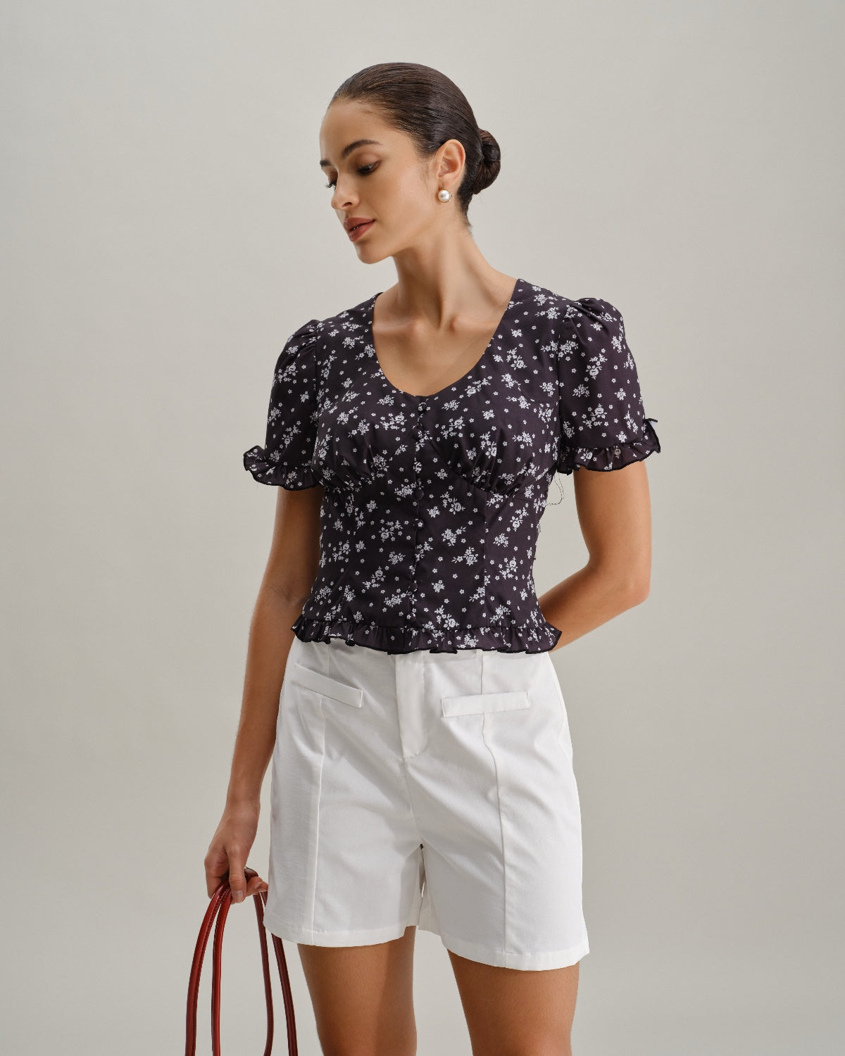Blusa floral preta com decote em U