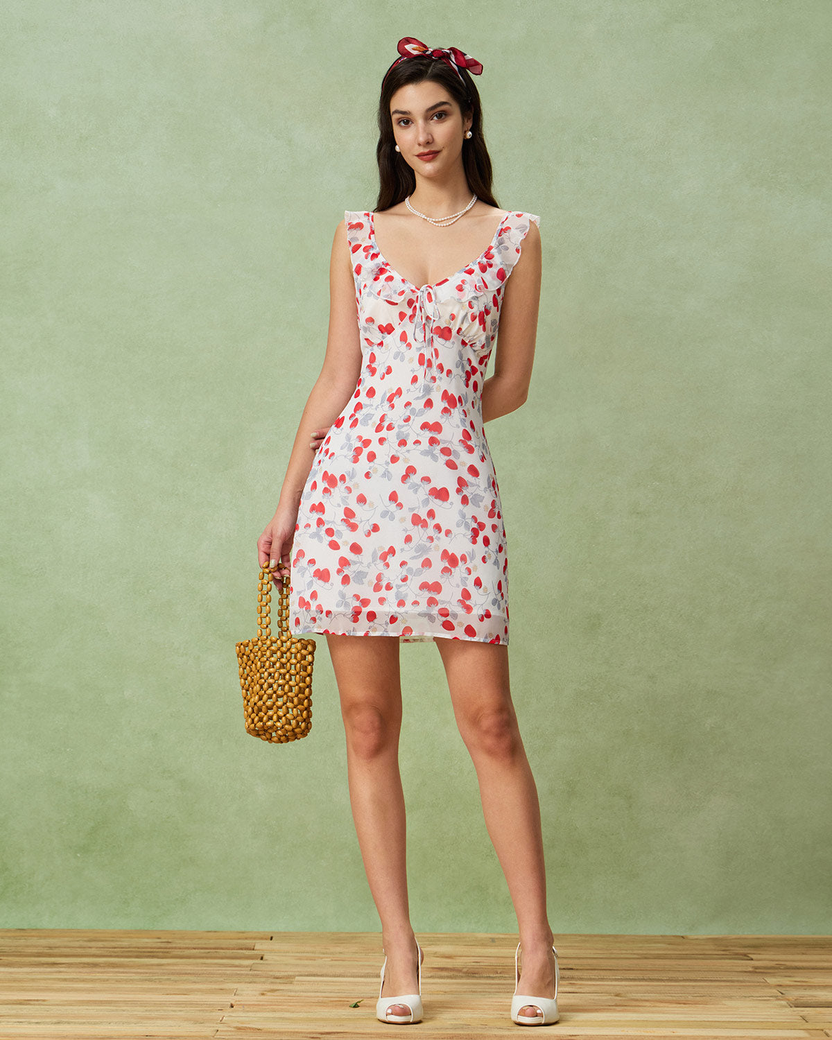 Vestido Curto Floral Branco com Decote V e Babados