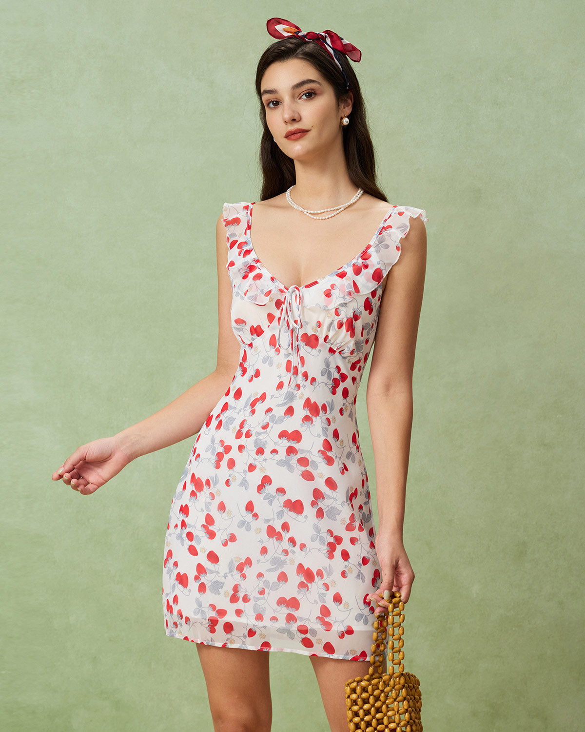 Vestido Curto Floral Branco com Decote V e Babados