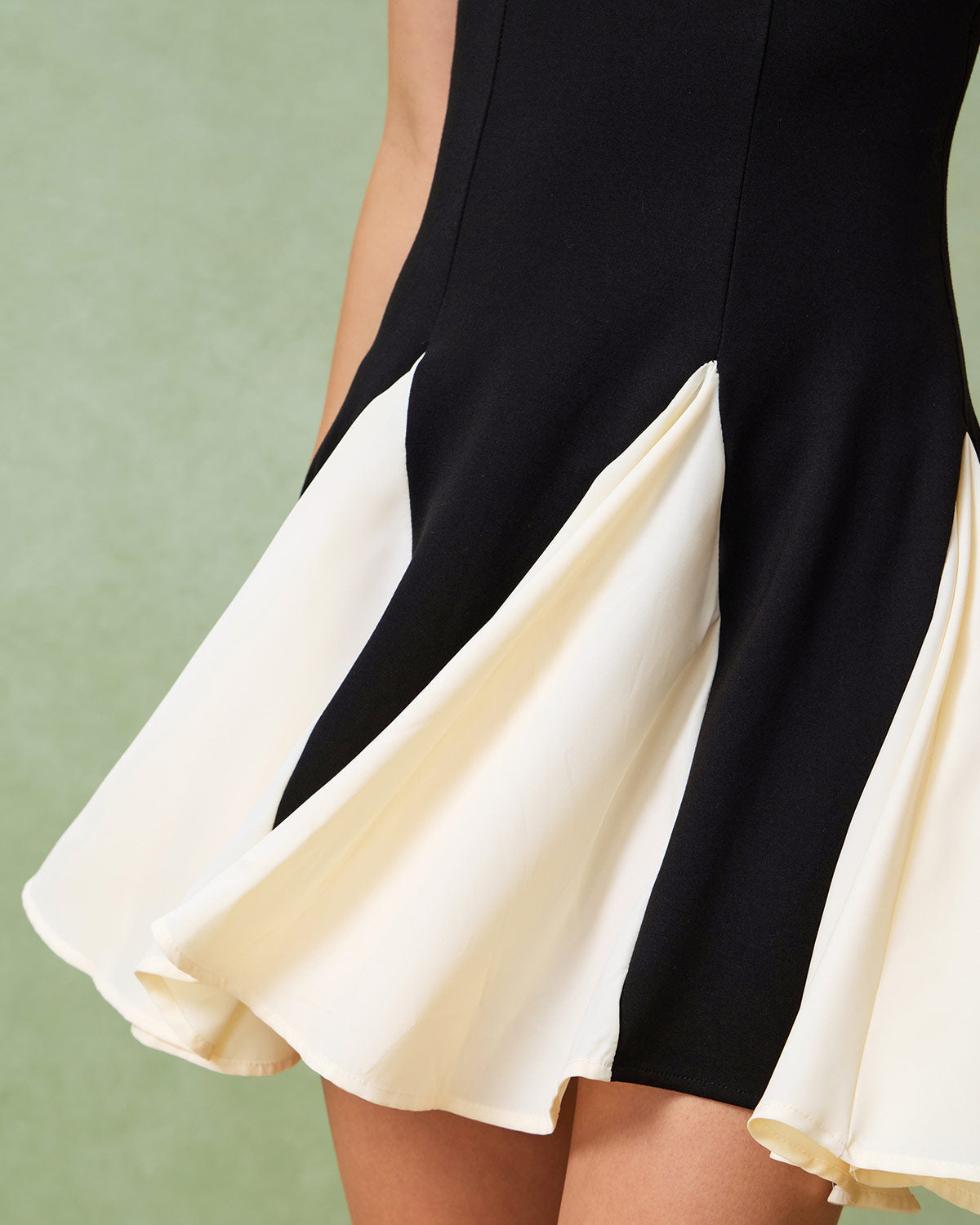 Mini vestido slip preto com detalhe contrastante
