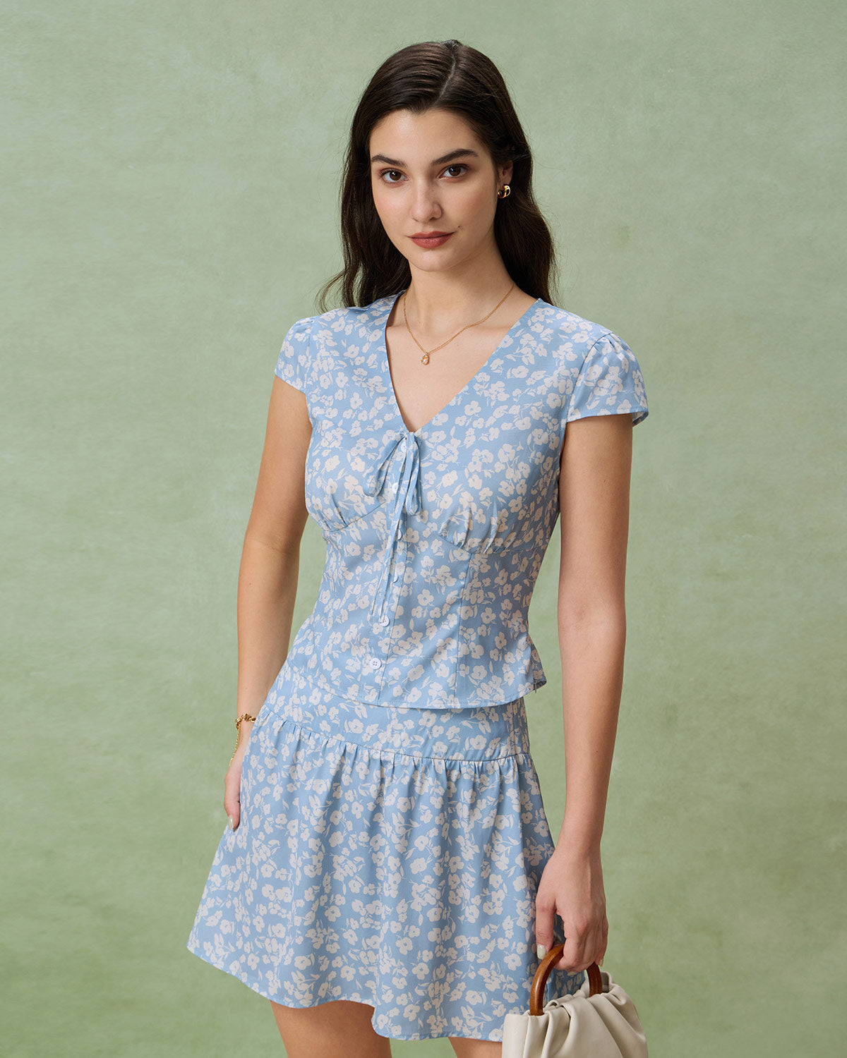Blusa floral azul com decote em V