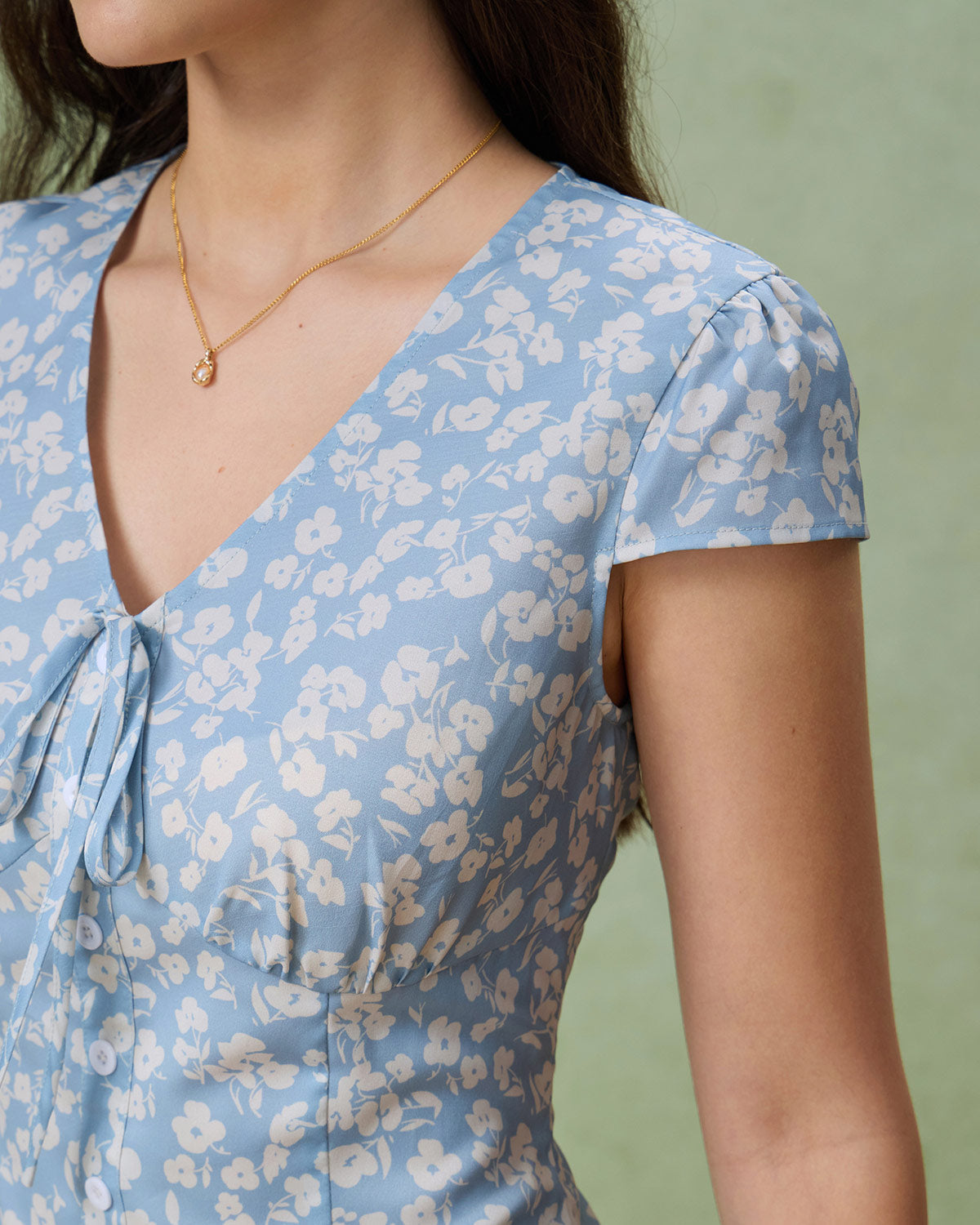 Blusa floral azul com decote em V