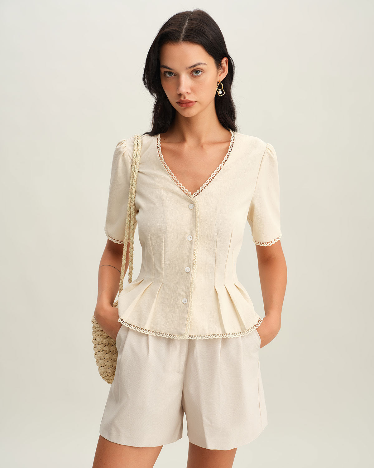 Blusa bege plissada com decote em V e botões