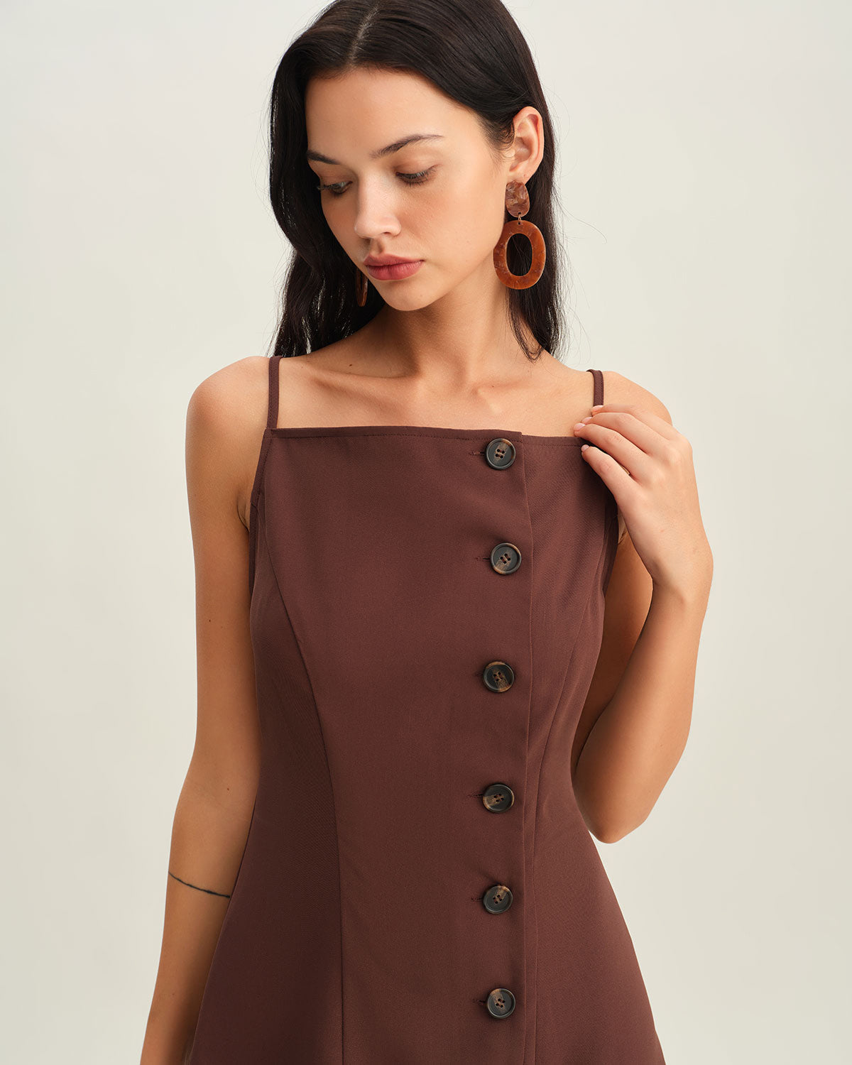 Mini vestido slip plissado com botões — Marrom
