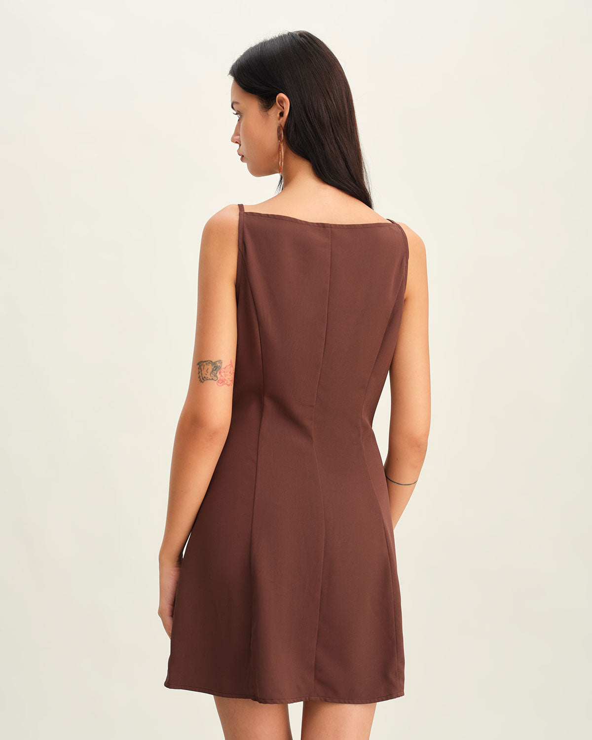 Mini vestido slip plissado com botões — Marrom