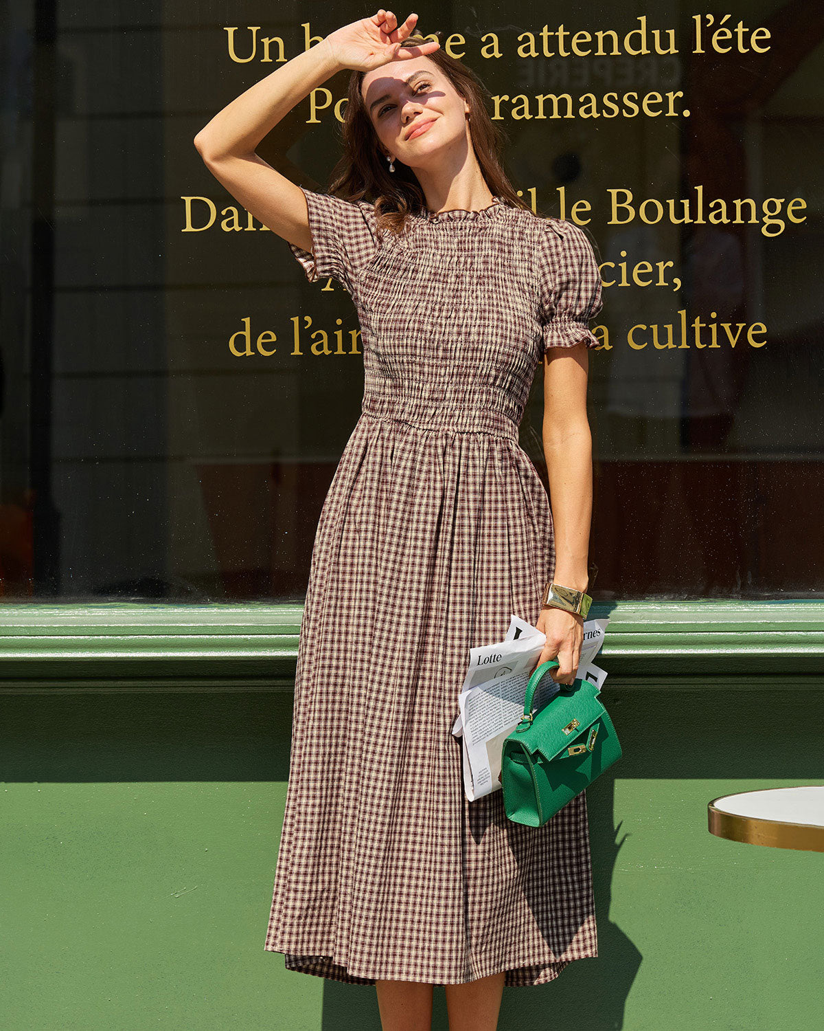 Vestido midi xadrez café com corpo franzido e mangas bufantes
