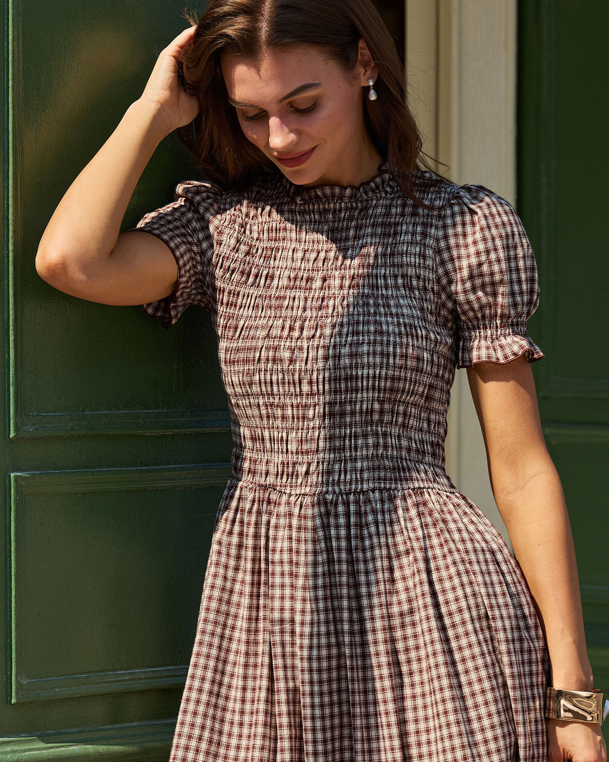 Vestido midi xadrez café com corpo franzido e mangas bufantes