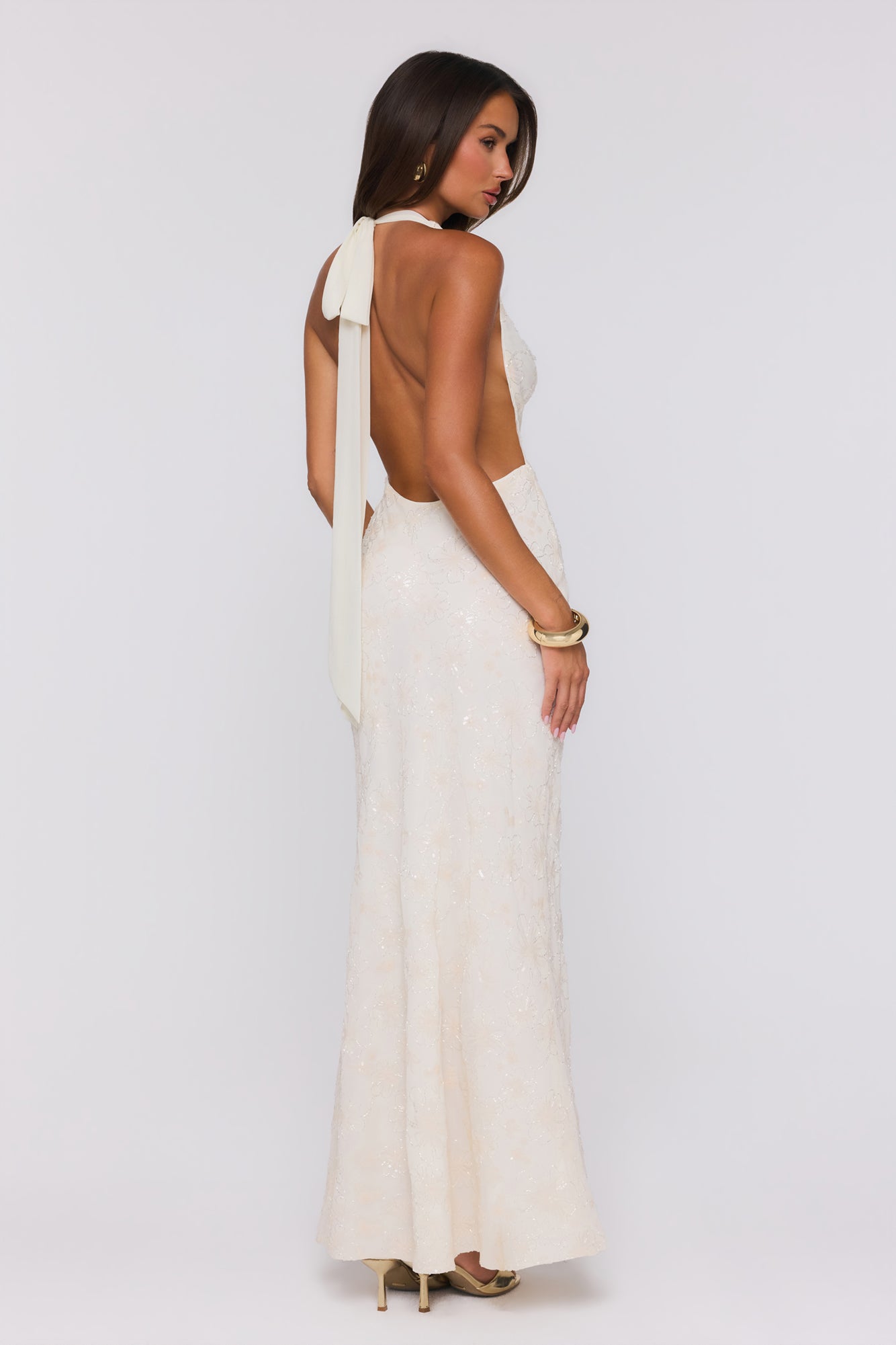 Bling It Babe Vestido longo com decote halter e aplicações de miçangas — Creme