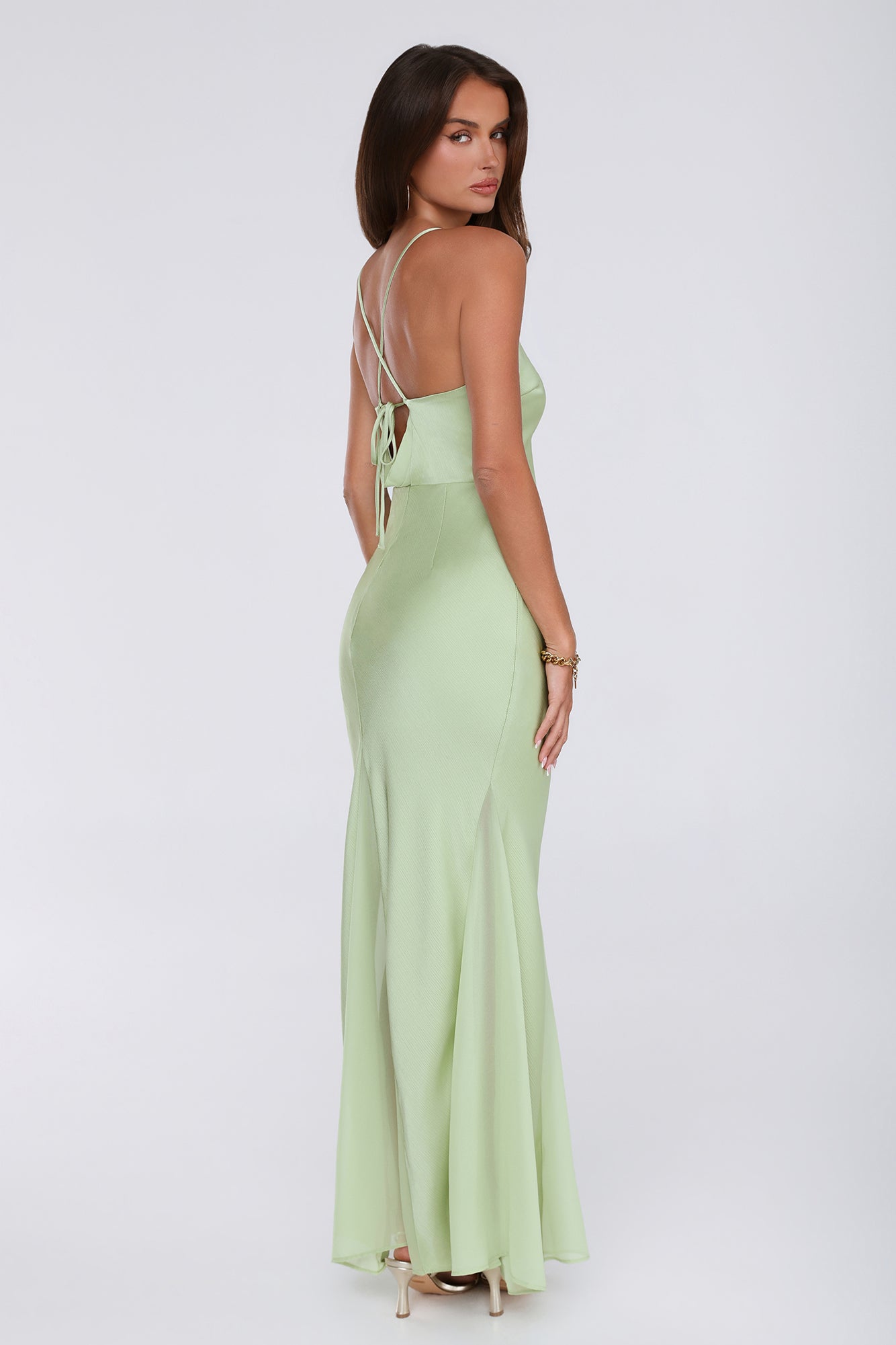 Vestido longo de cetim alta-costura para festa — verde