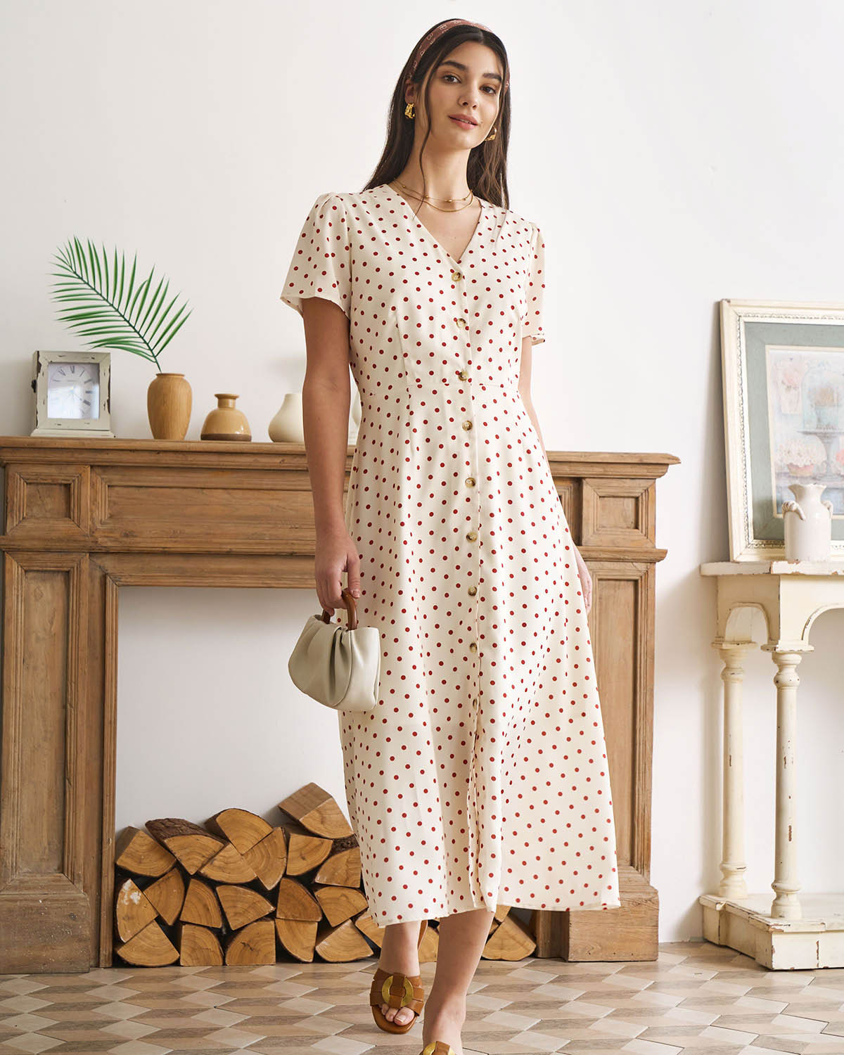 Vestido midi bege com decote em V, estampa poá e botões frontais