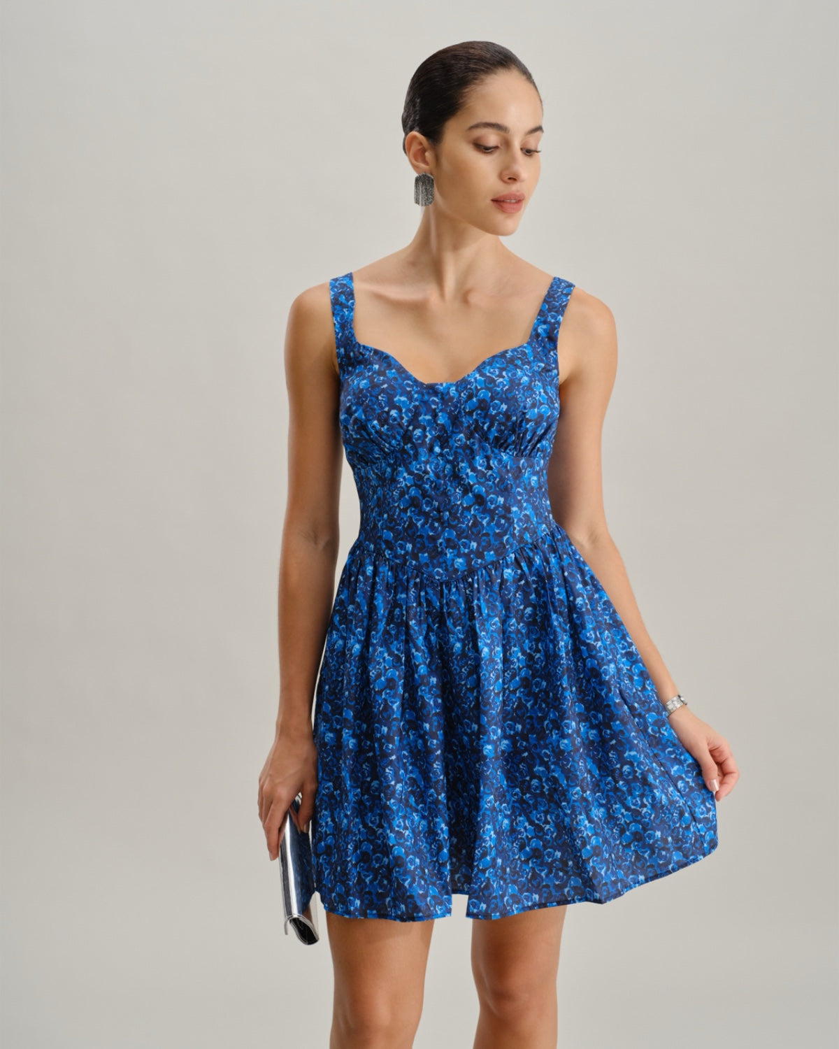 Vestido mini azul floral com decote em U e franzido