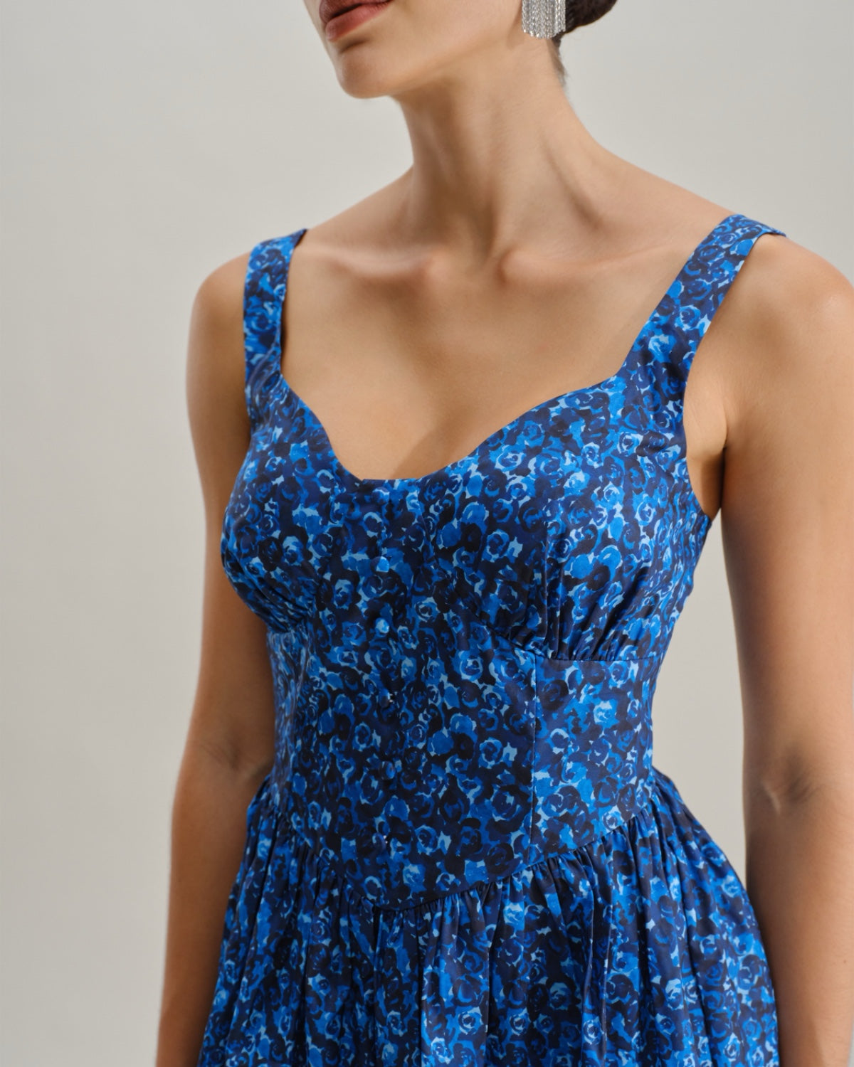 Vestido mini azul floral com decote em U e franzido