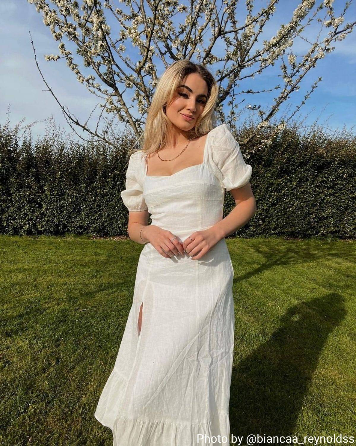 Vestido midi com mangas bufantes e fenda na barra