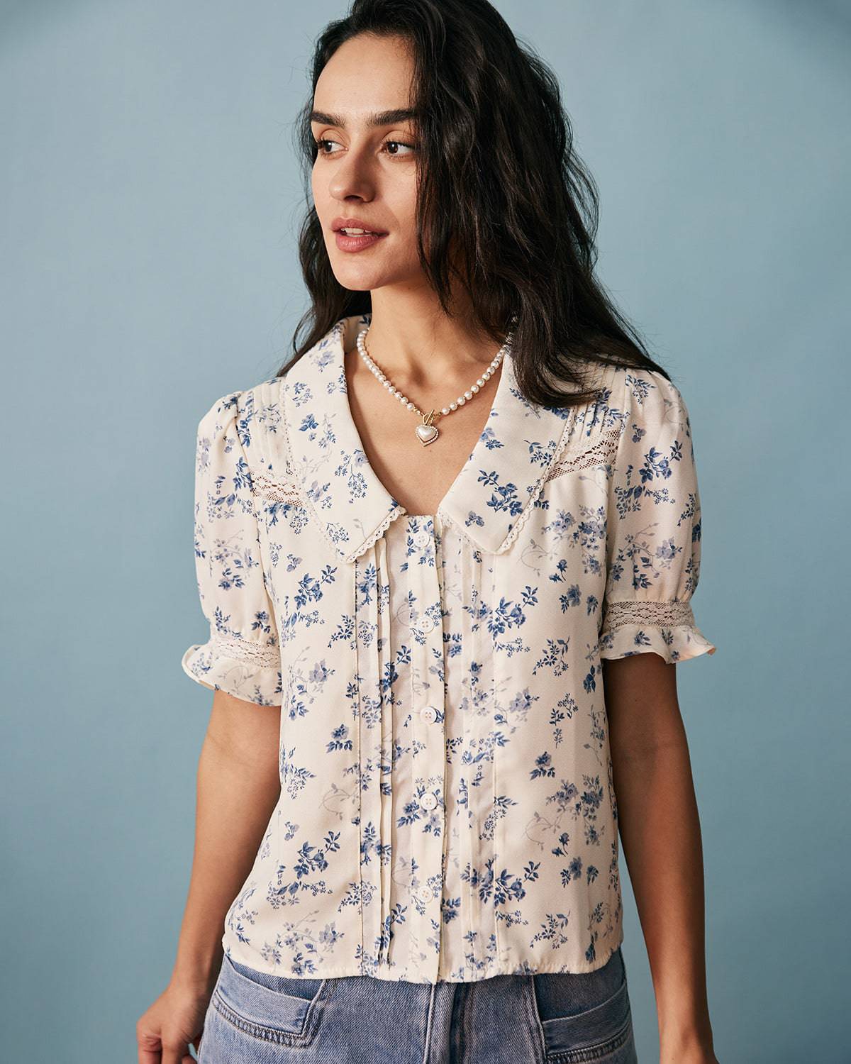 Camisa Floral Plissada com Detalhe em Renda