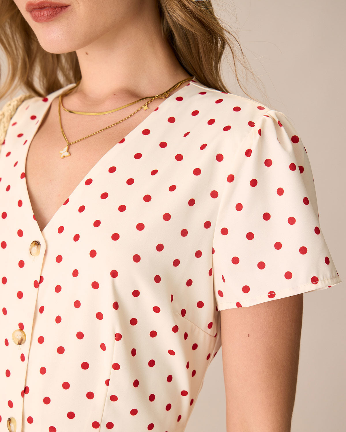 Mini vestido bege com estampa de poá e botões