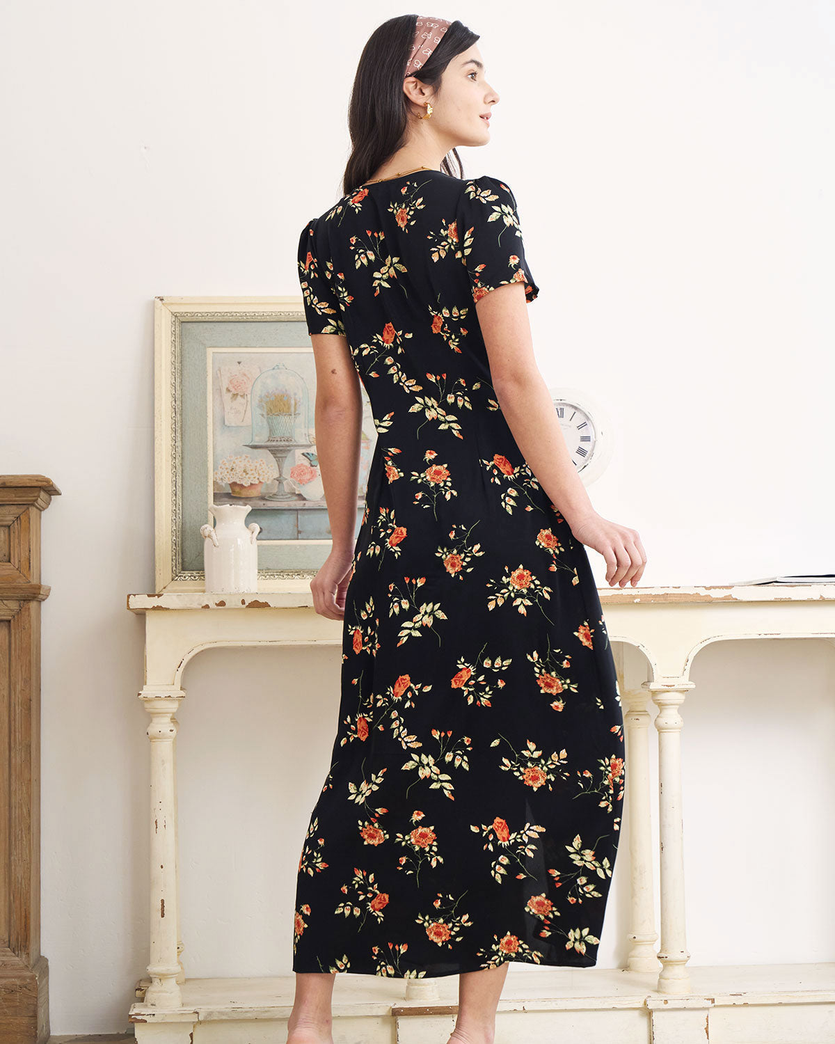 Vestido longo preto com estampa floral, decote em V e mangas curtas