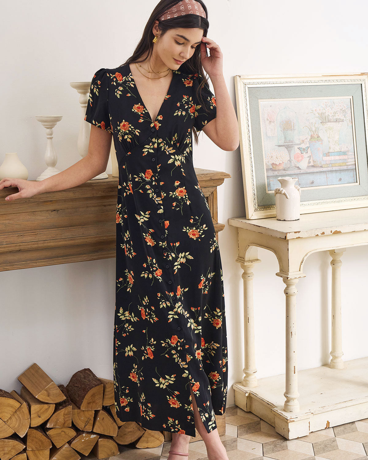 Vestido longo preto com estampa floral, decote em V e mangas curtas