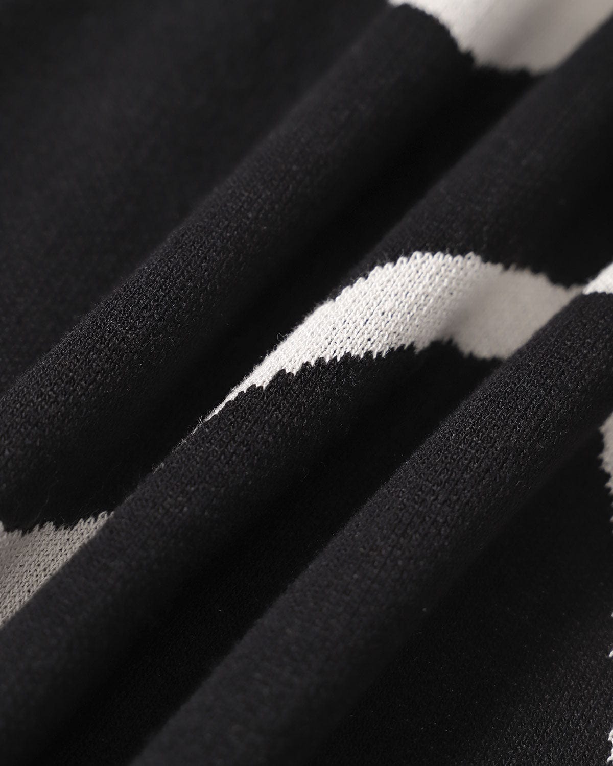 Vestido midi em tricot com barra sereia ondulada — Preto